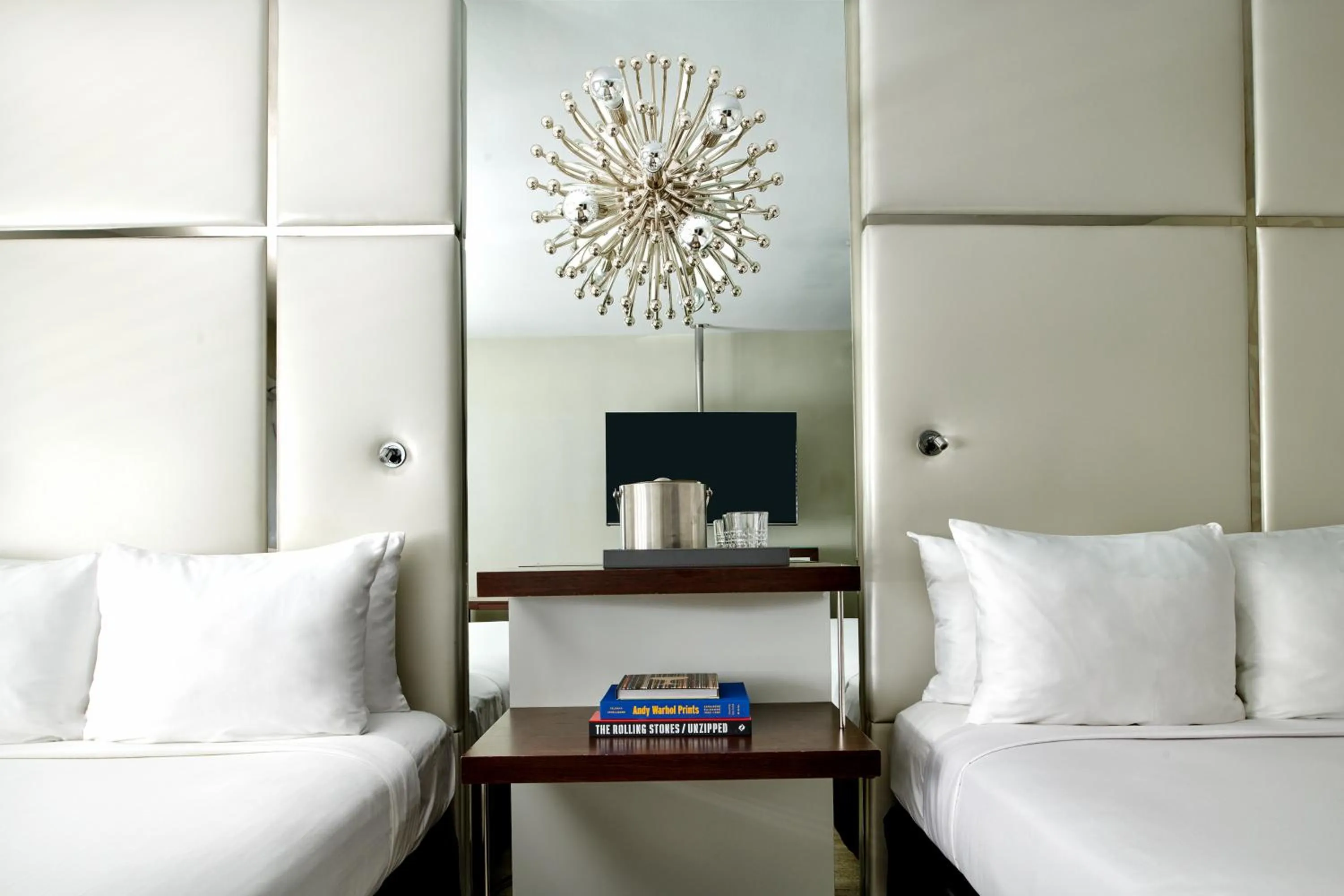 Photo of the whole room, Bed in Hotel Ziggy On Sunset