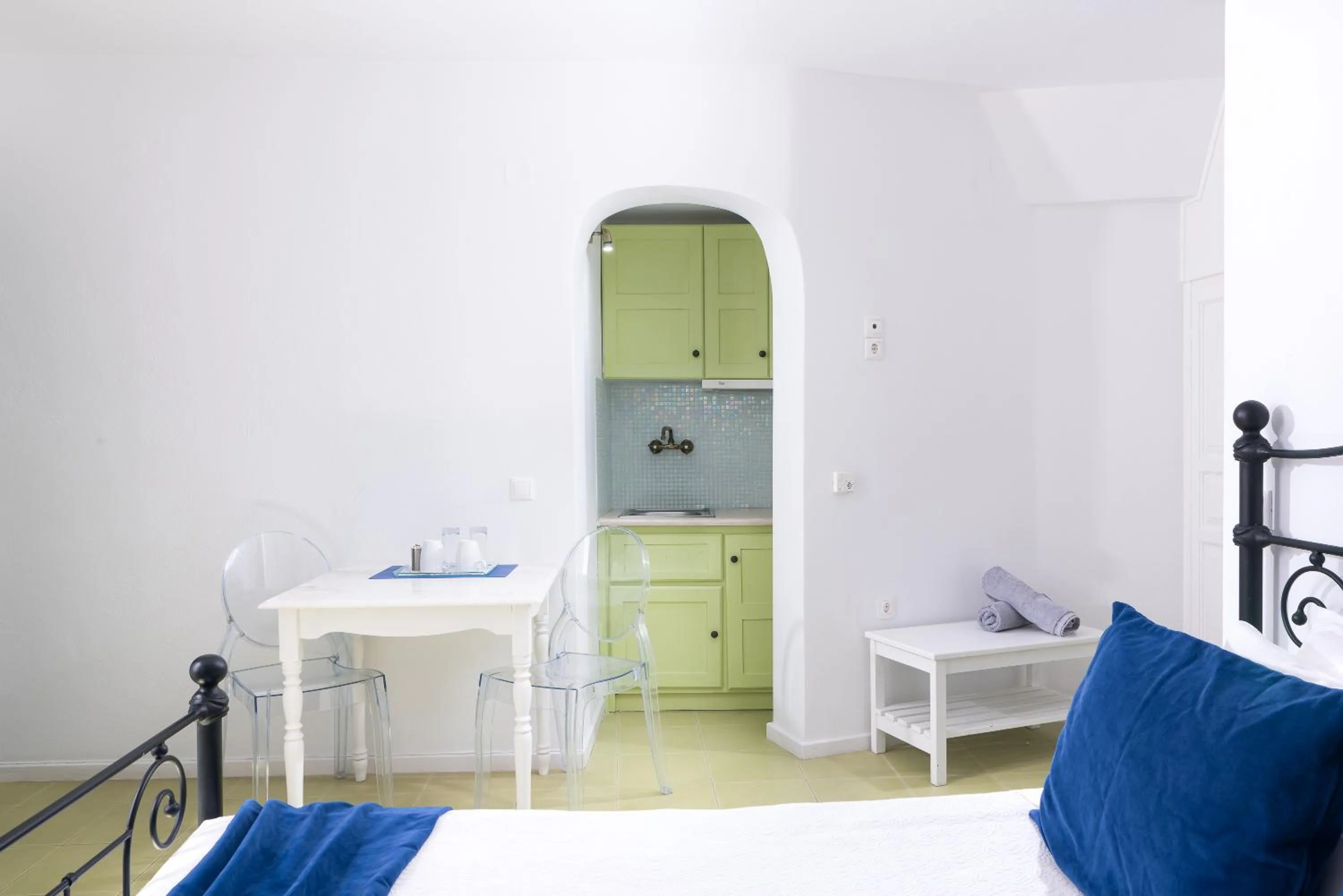 Kitchen or kitchenette, Bed in Avant Garde Suites