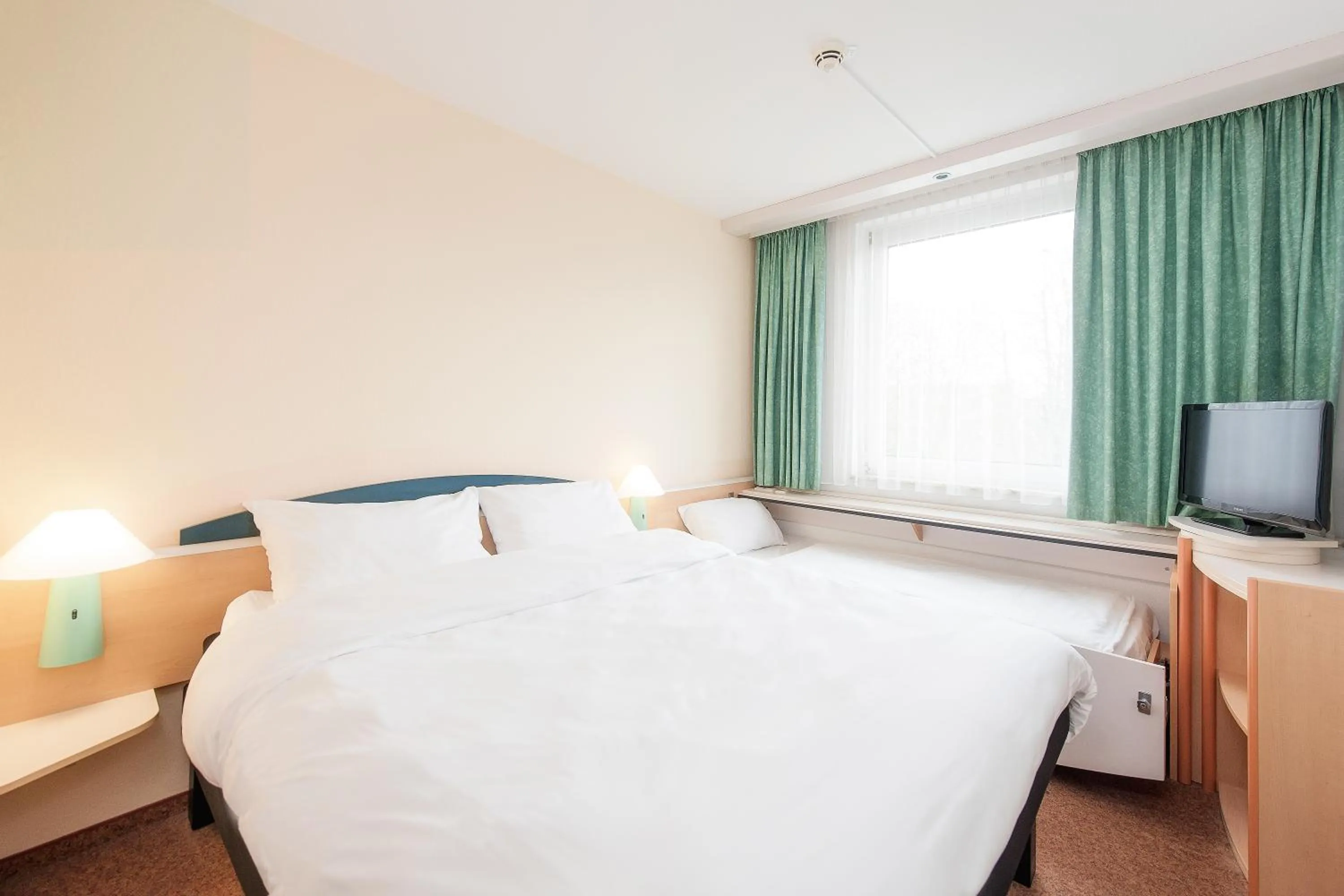 Photo of the whole room, Bed in ibis Paderborn City