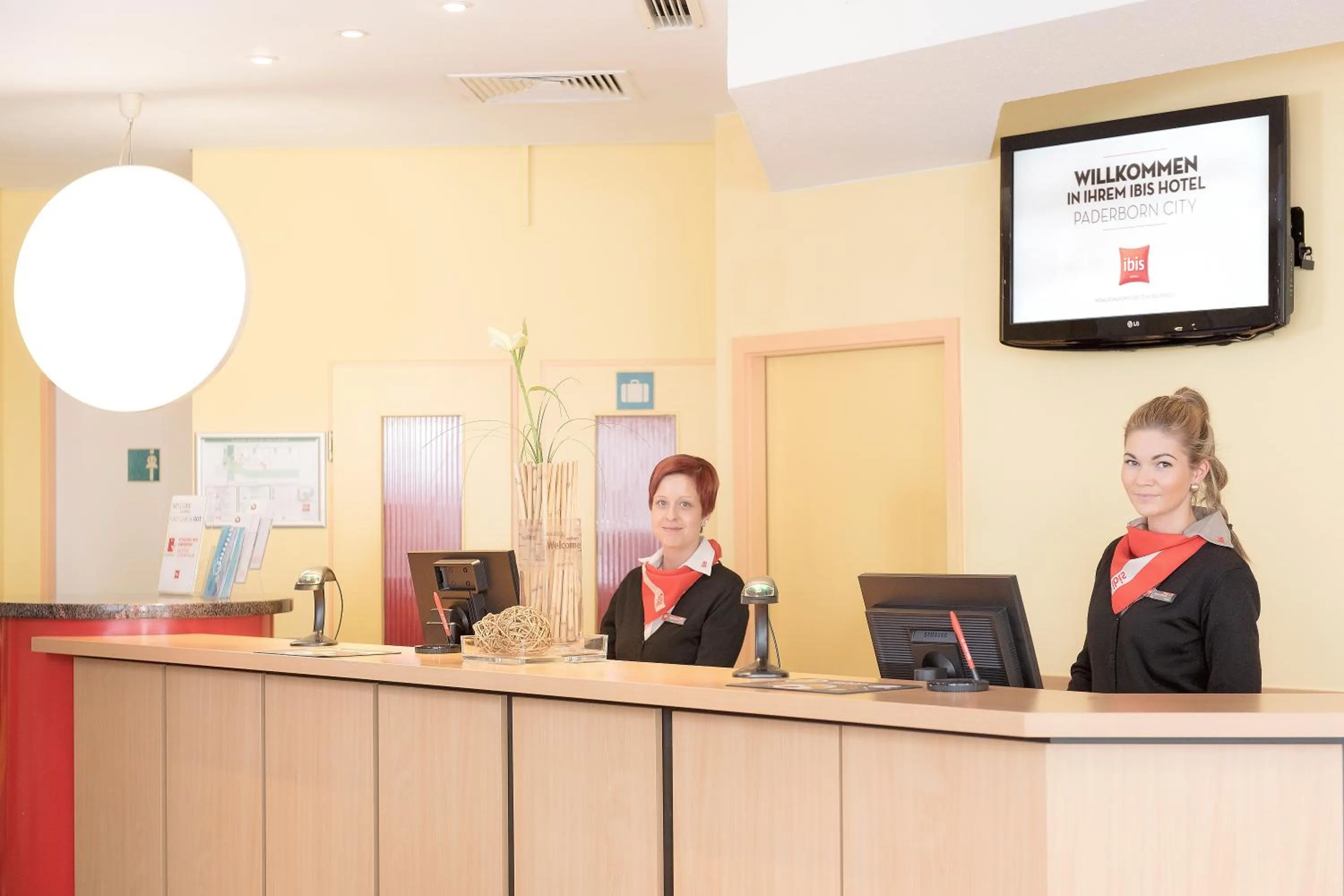Lobby or reception in ibis Paderborn City