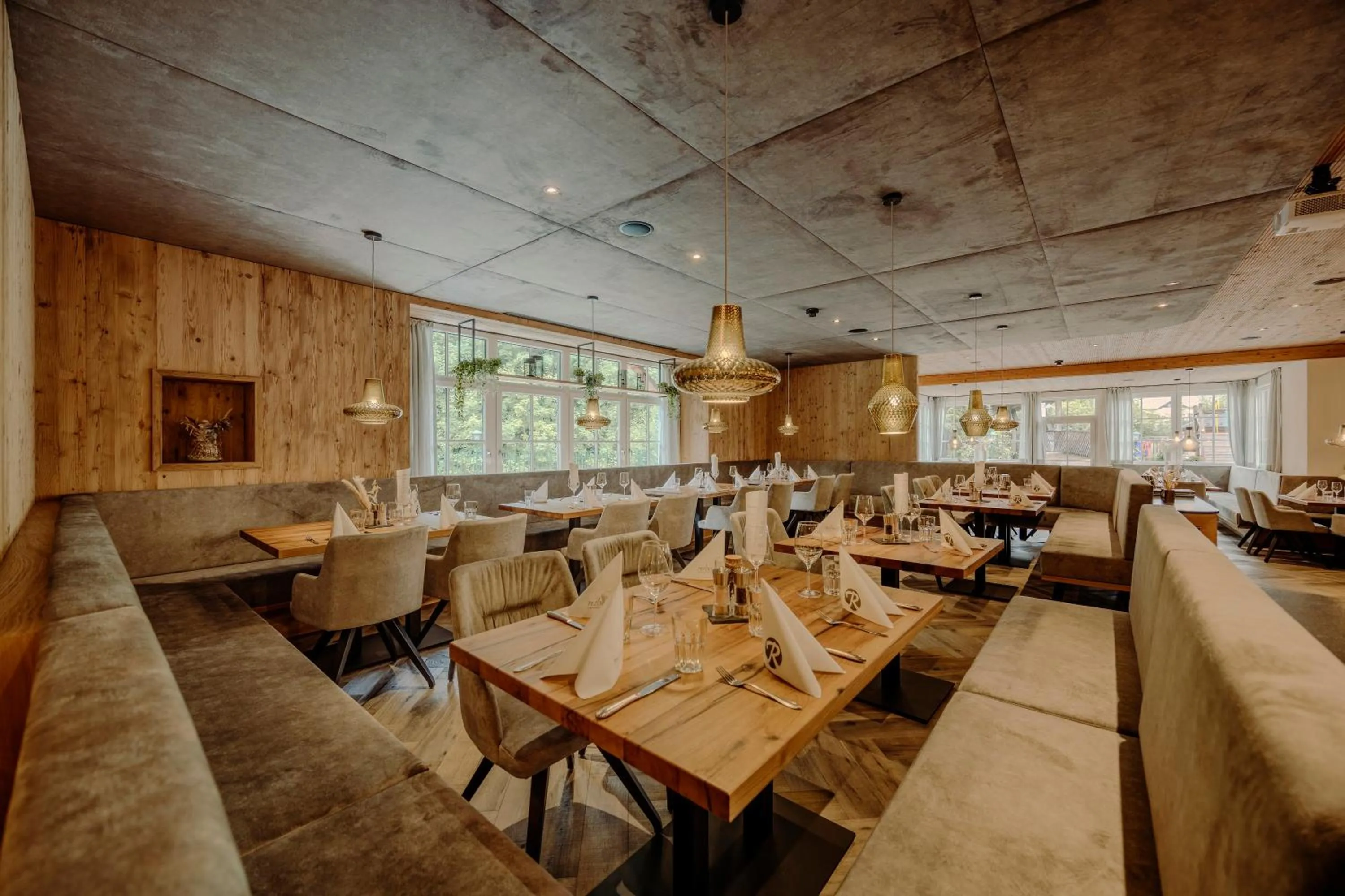 Restaurant/places to eat in Resl Resort