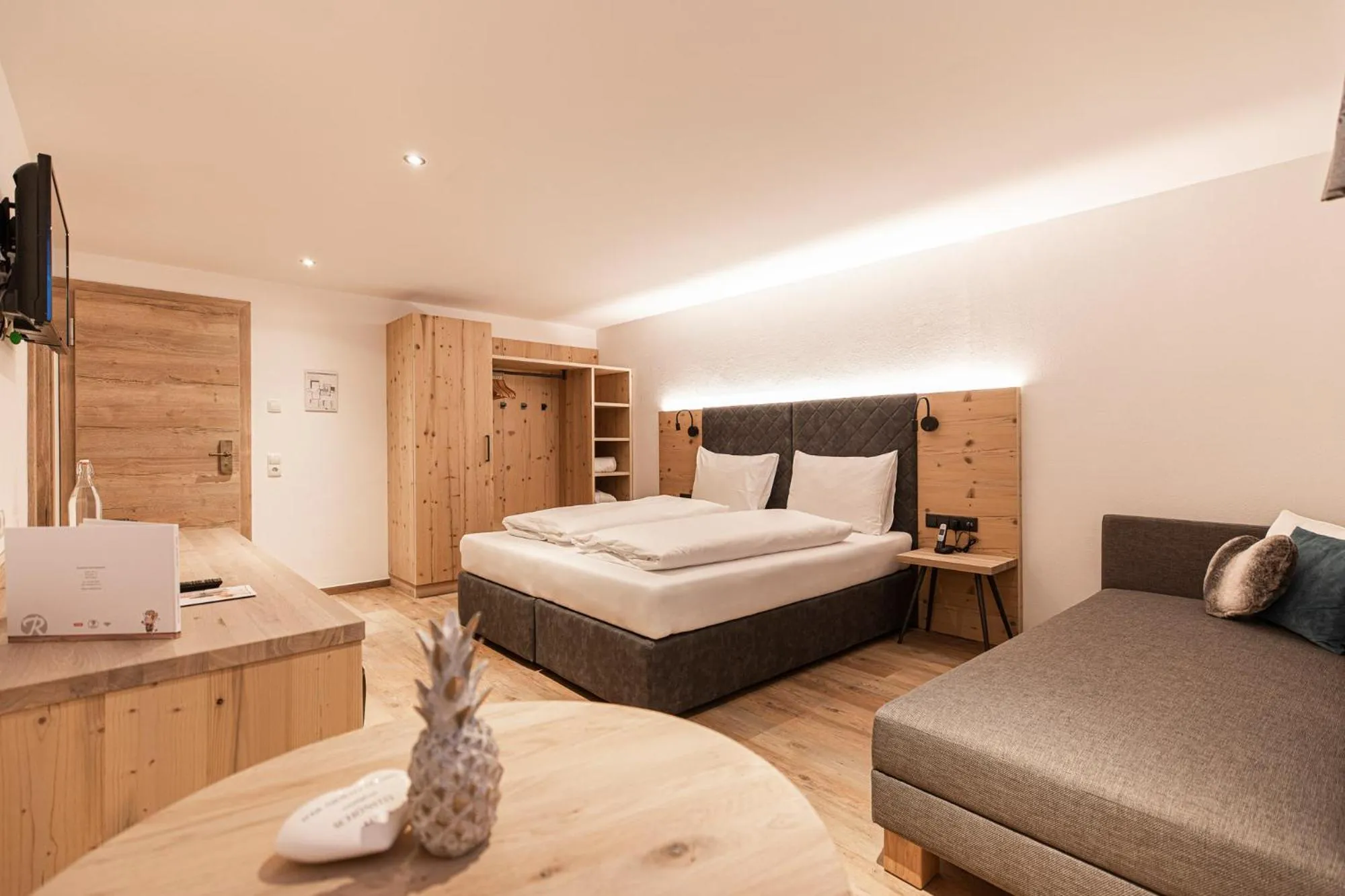 Photo of the whole room, Bed in Resl Resort