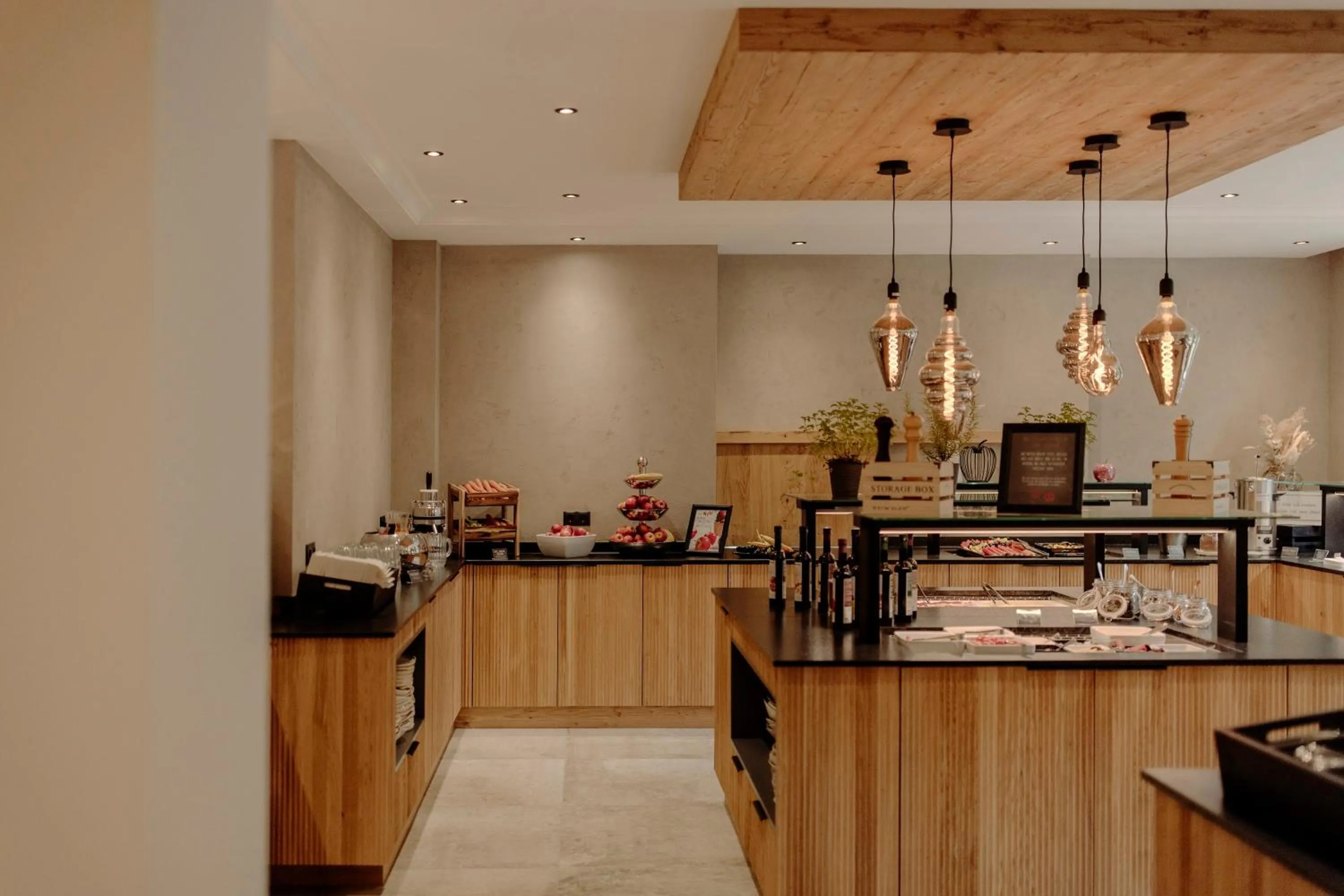 Restaurant/places to eat in Resl Resort