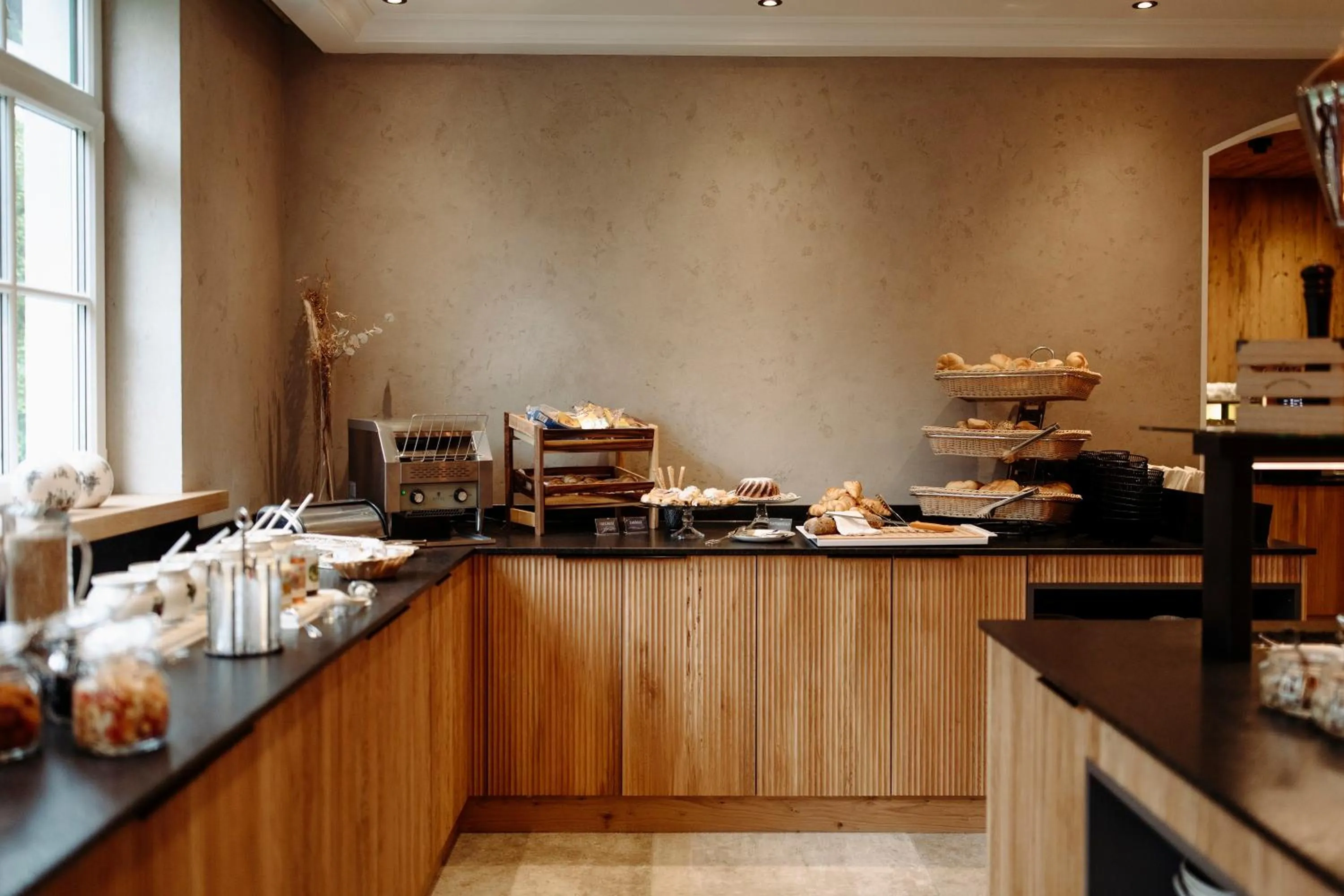 Restaurant/places to eat in Resl Resort