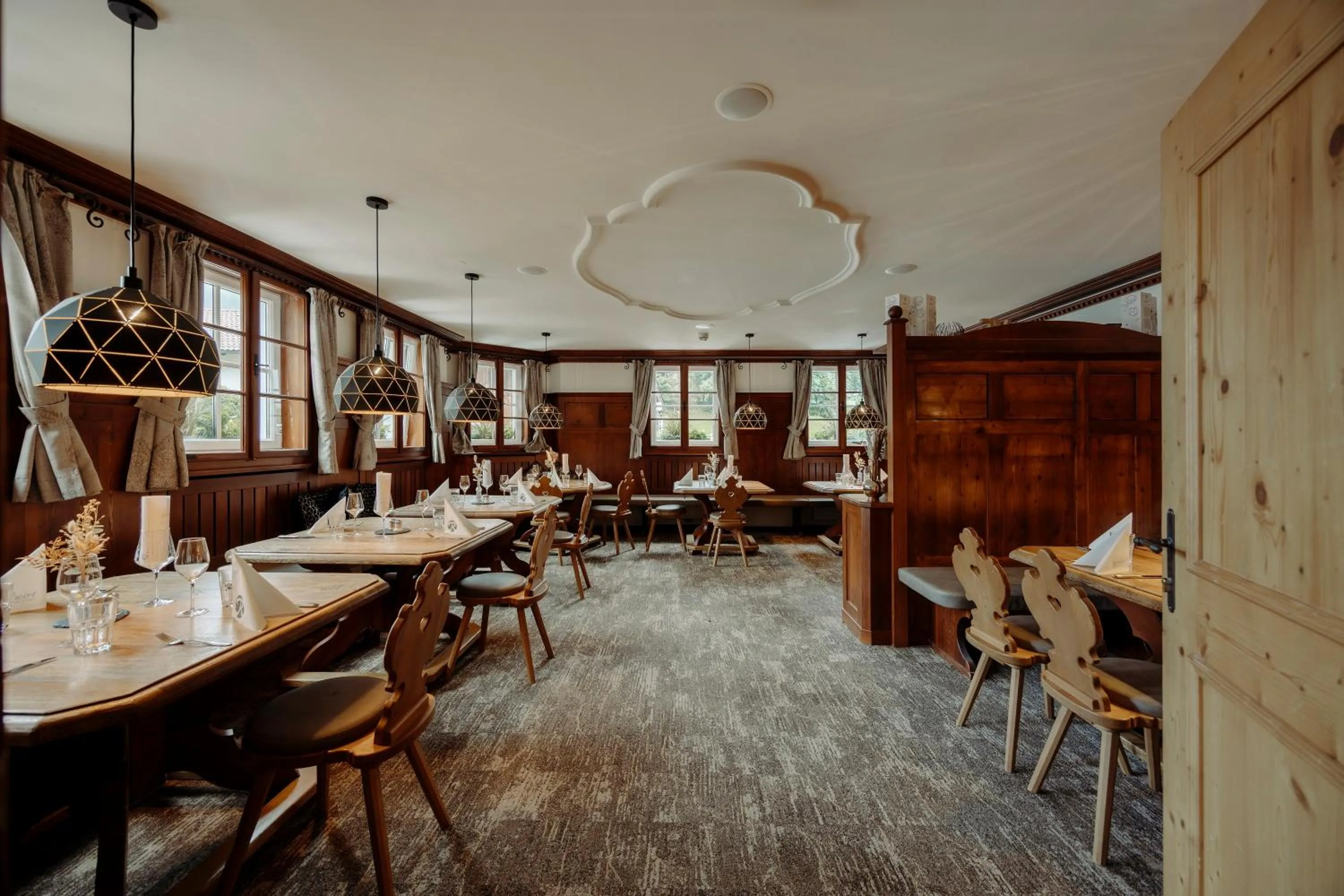 Restaurant/places to eat in Resl Resort