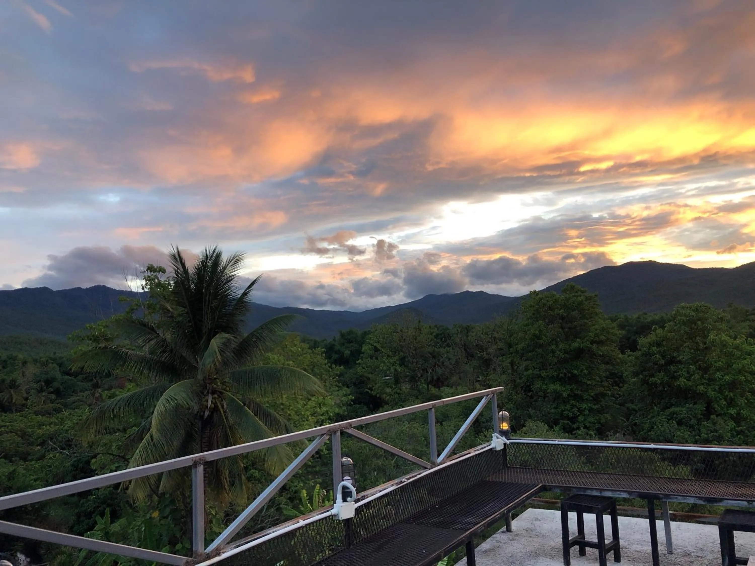 โรงแรมแสนดีเพลส เมาเท่นวิว จอมทอง