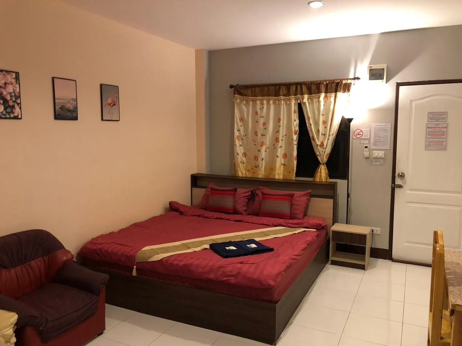 Bed in โรงแรมแสนดีเพลส เมาเท่นวิว จอมทอง