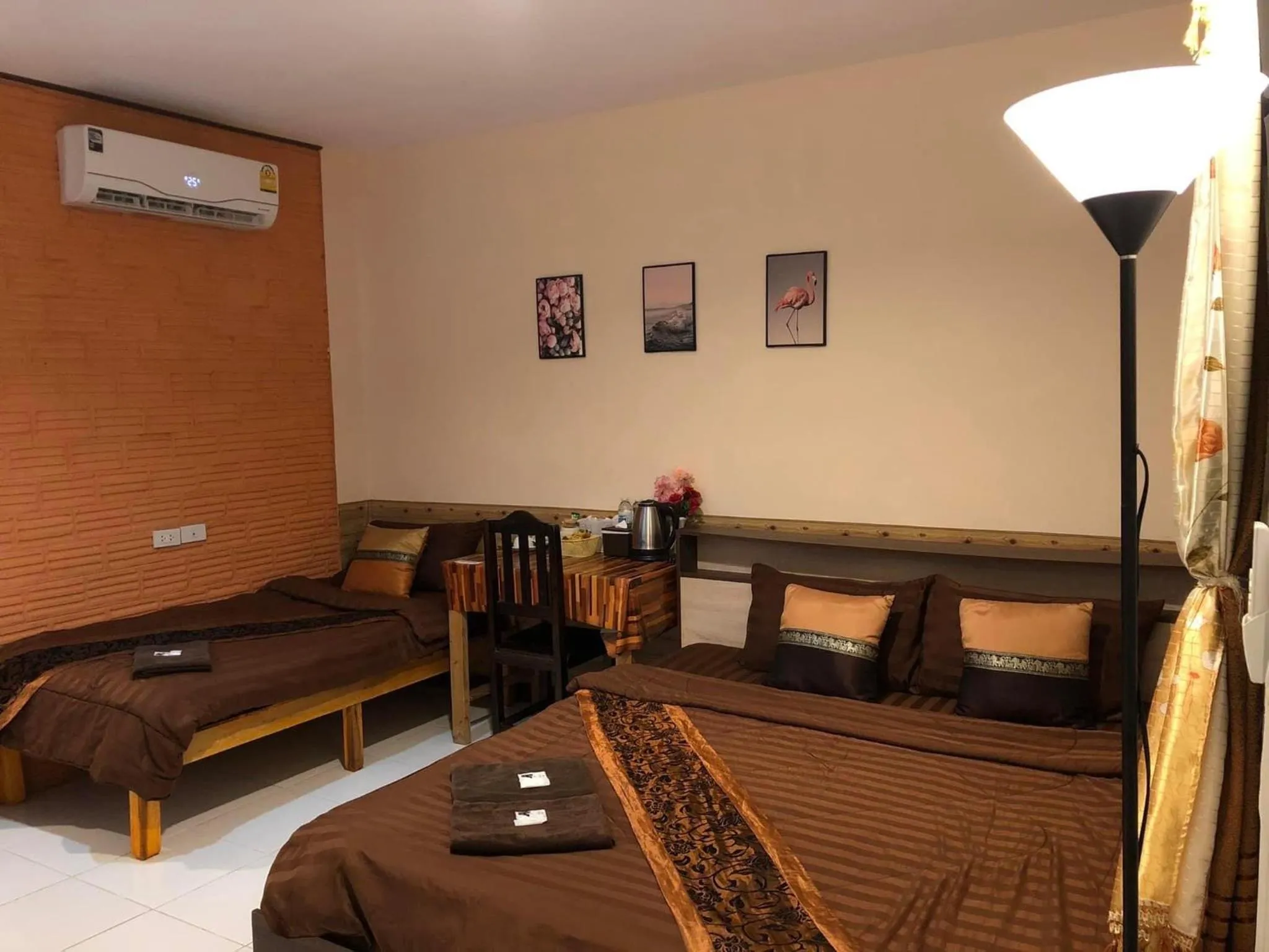 Bed in โรงแรมแสนดีเพลส เมาเท่นวิว จอมทอง