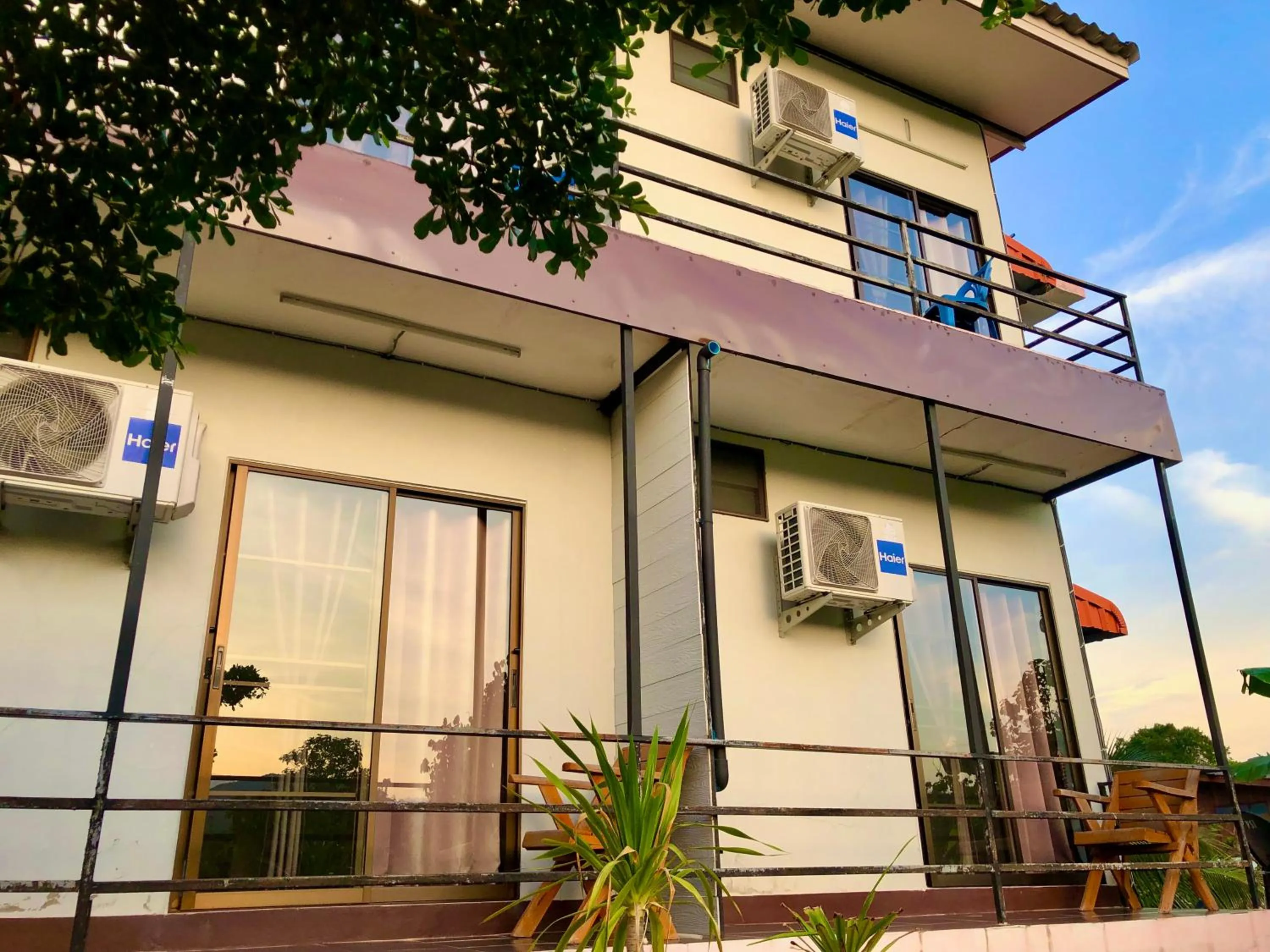 โรงแรมแสนดีเพลส เมาเท่นวิว จอมทอง