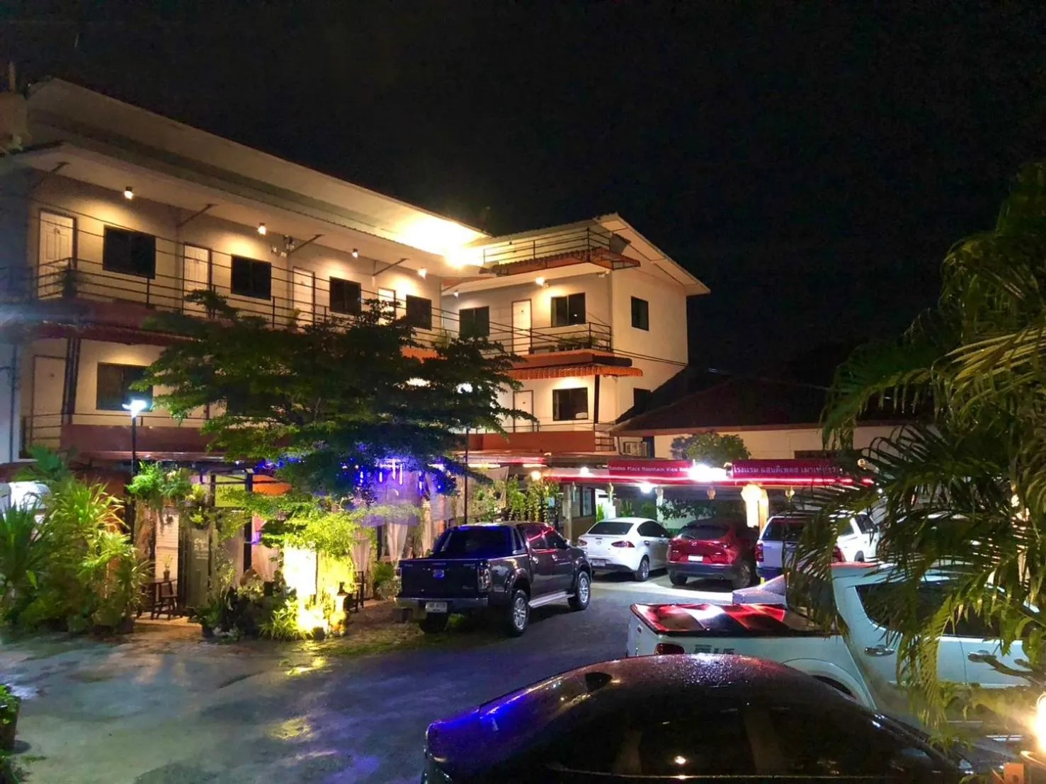 Facade/entrance in โรงแรมแสนดีเพลส เมาเท่นวิว จอมทอง