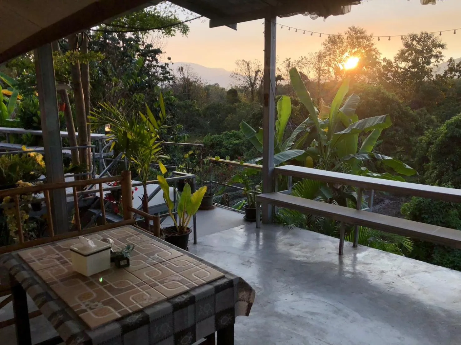 โรงแรมแสนดีเพลส เมาเท่นวิว จอมทอง