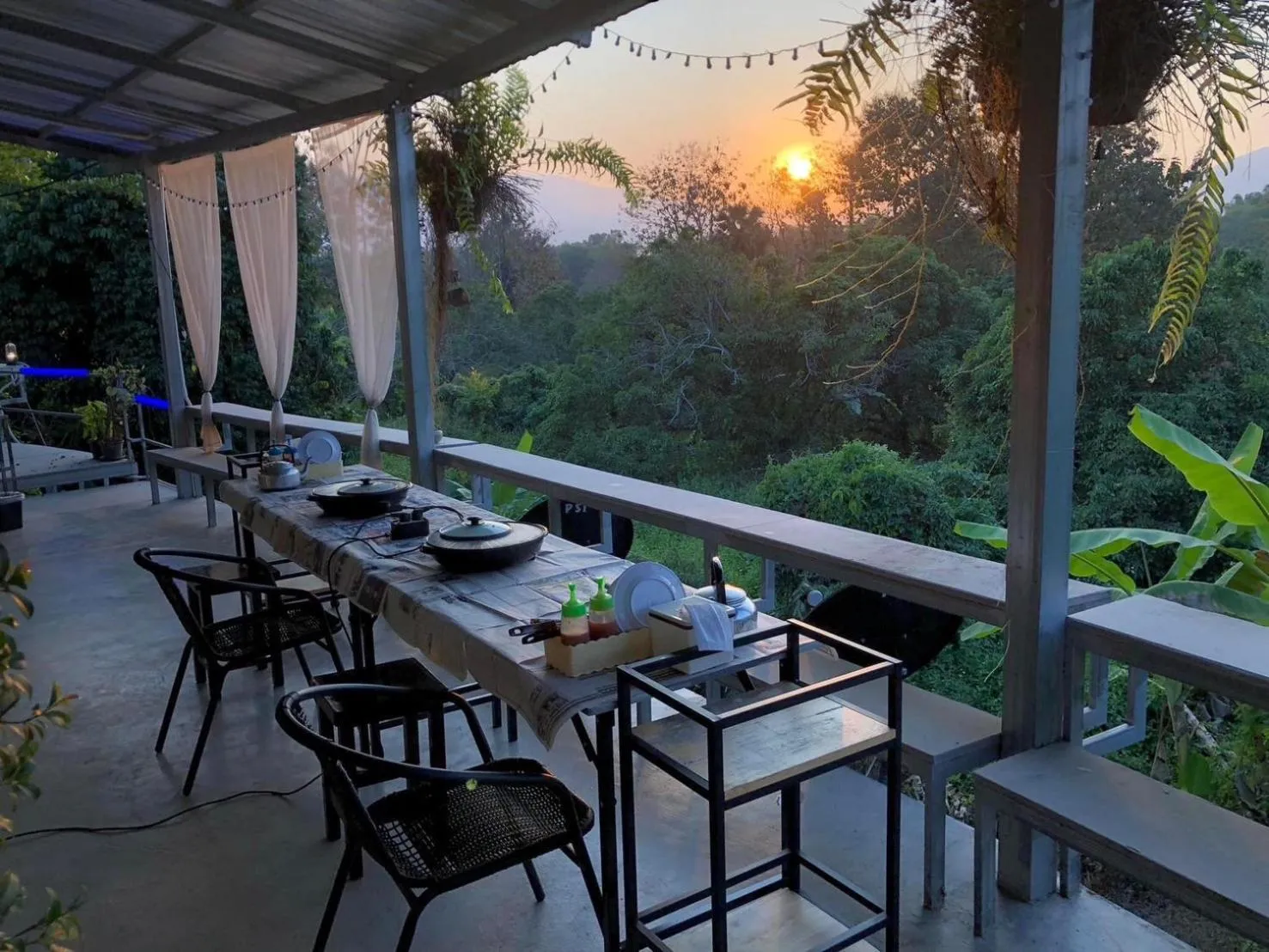 โรงแรมแสนดีเพลส เมาเท่นวิว จอมทอง