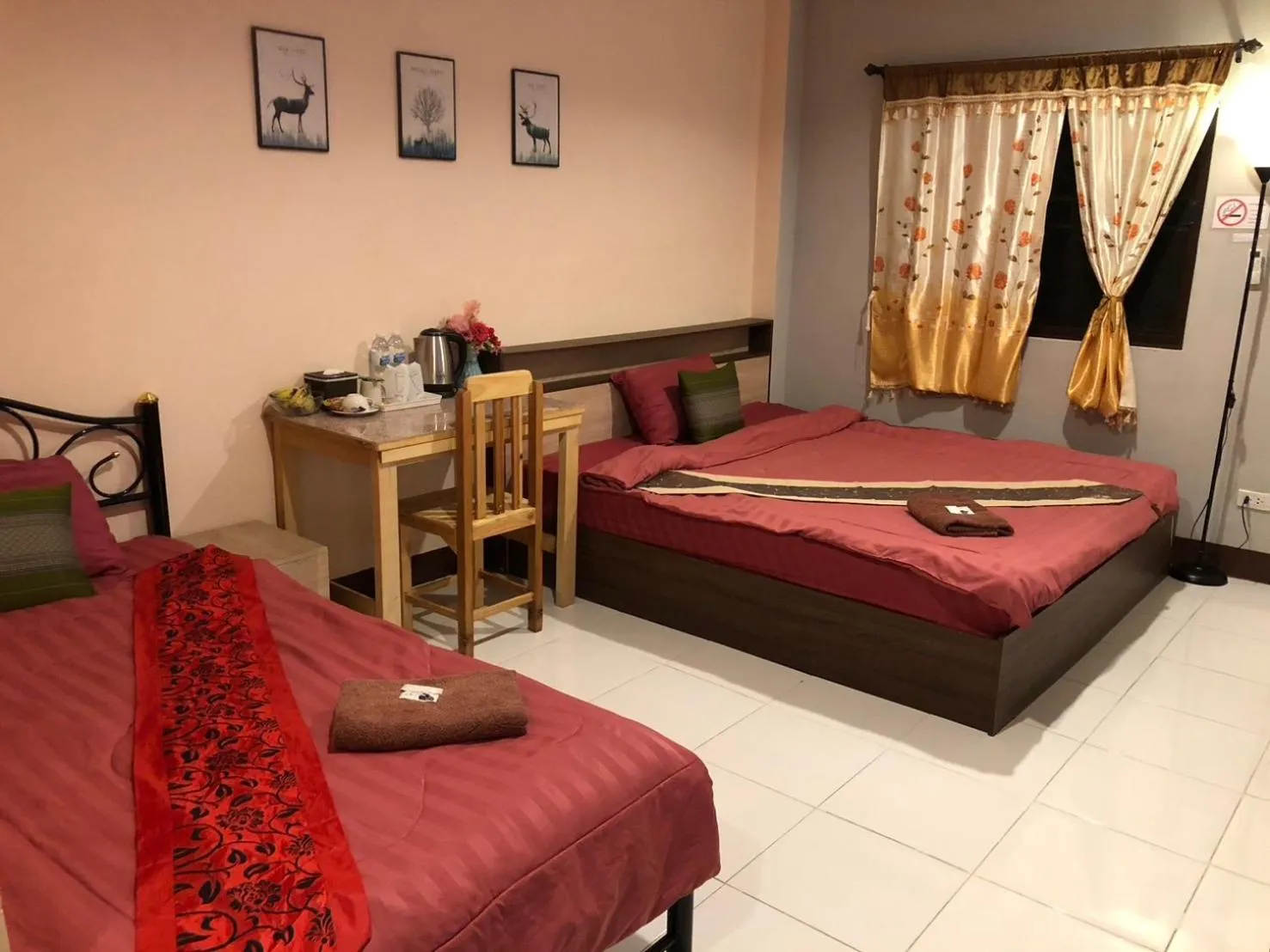 Bed in โรงแรมแสนดีเพลส เมาเท่นวิว จอมทอง