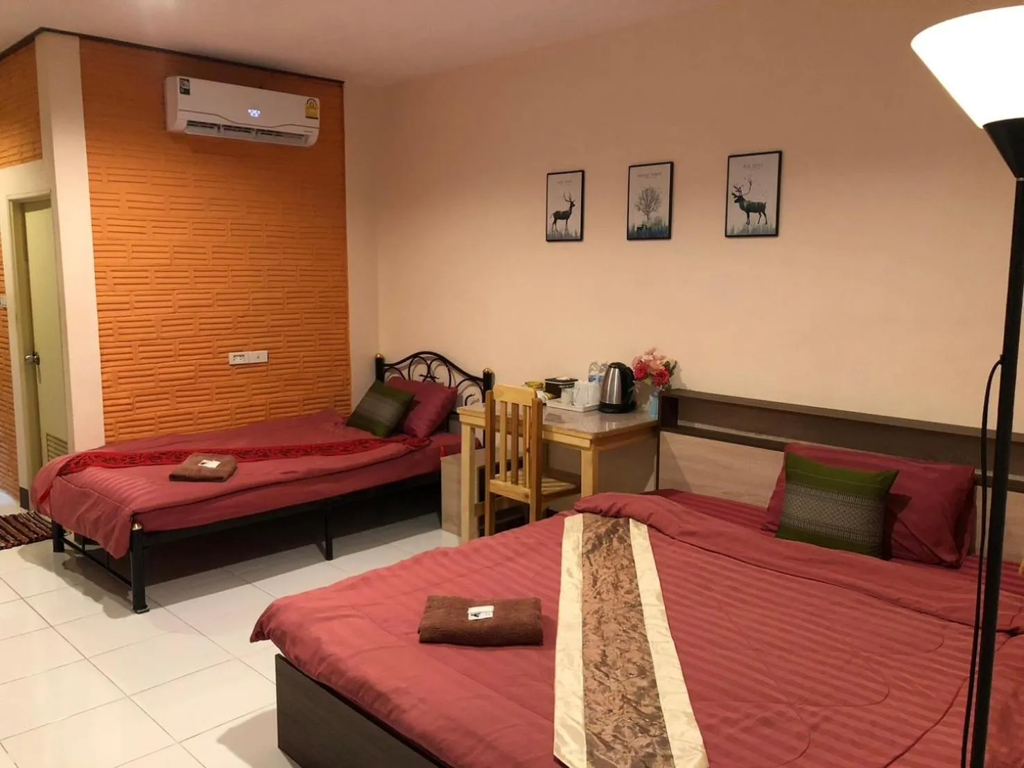 Bed in โรงแรมแสนดีเพลส เมาเท่นวิว จอมทอง