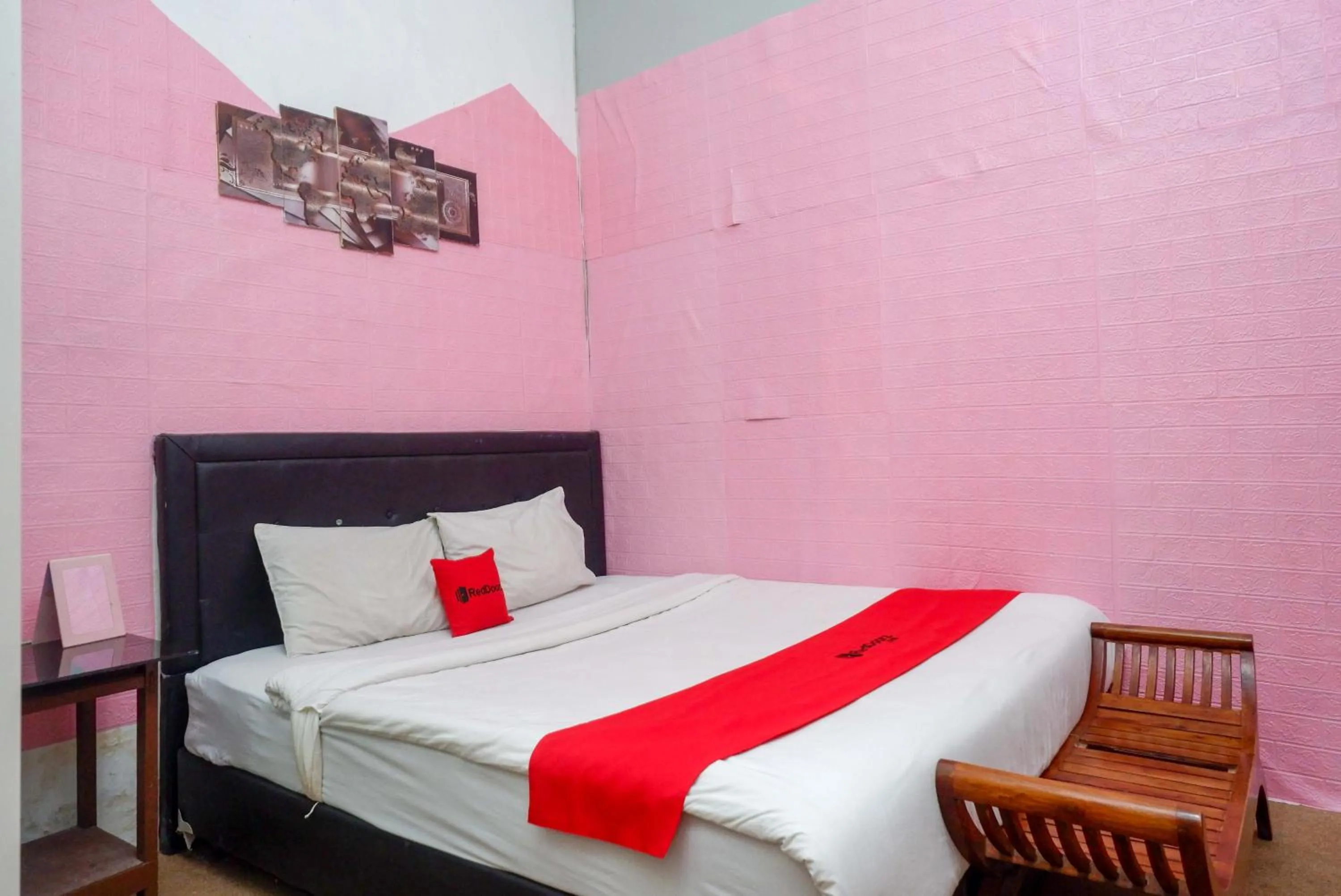 Bedroom, Bed in RedDoorz At Golden Inn Tugu Yogyakarta