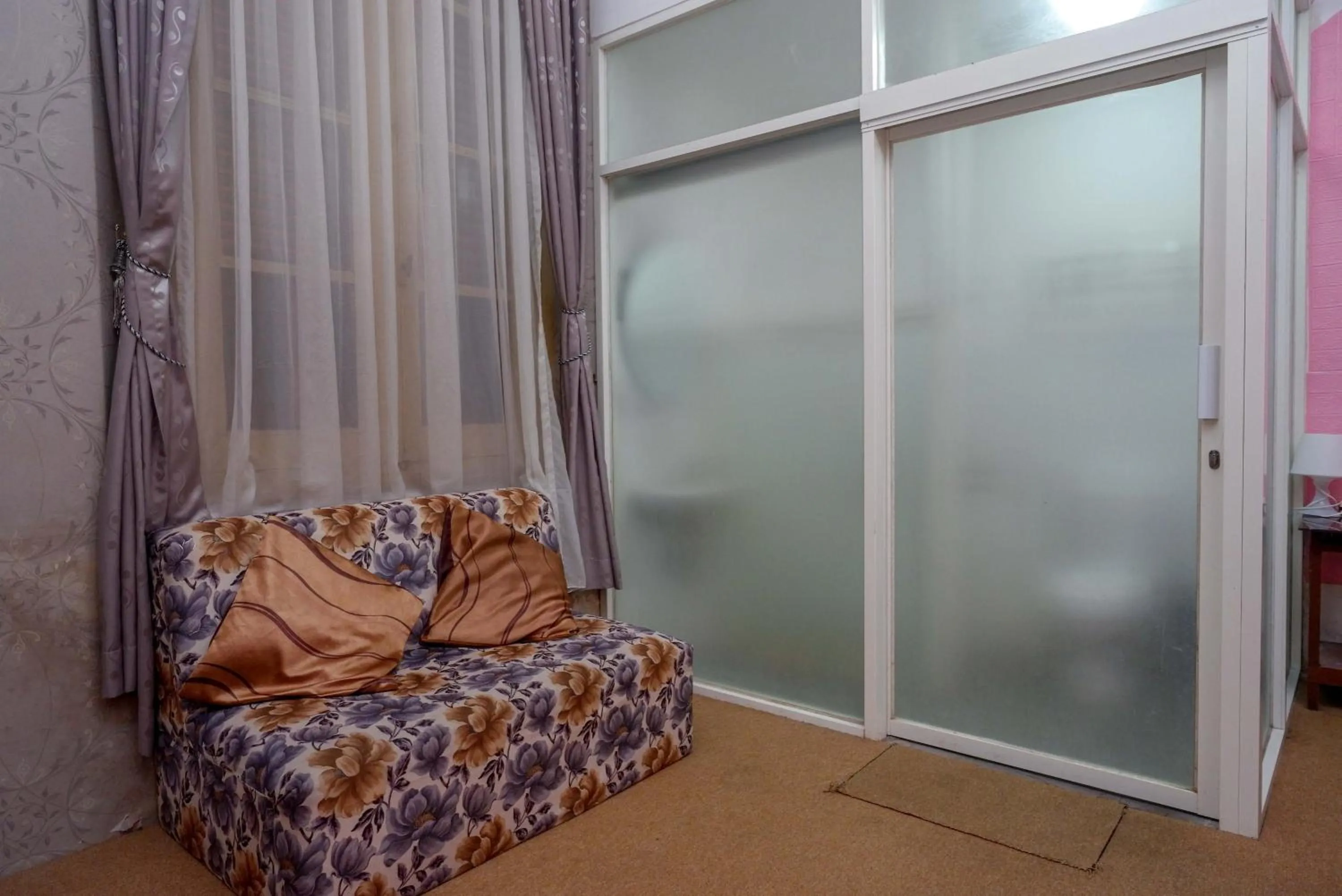 Seating area in RedDoorz At Golden Inn Tugu Yogyakarta