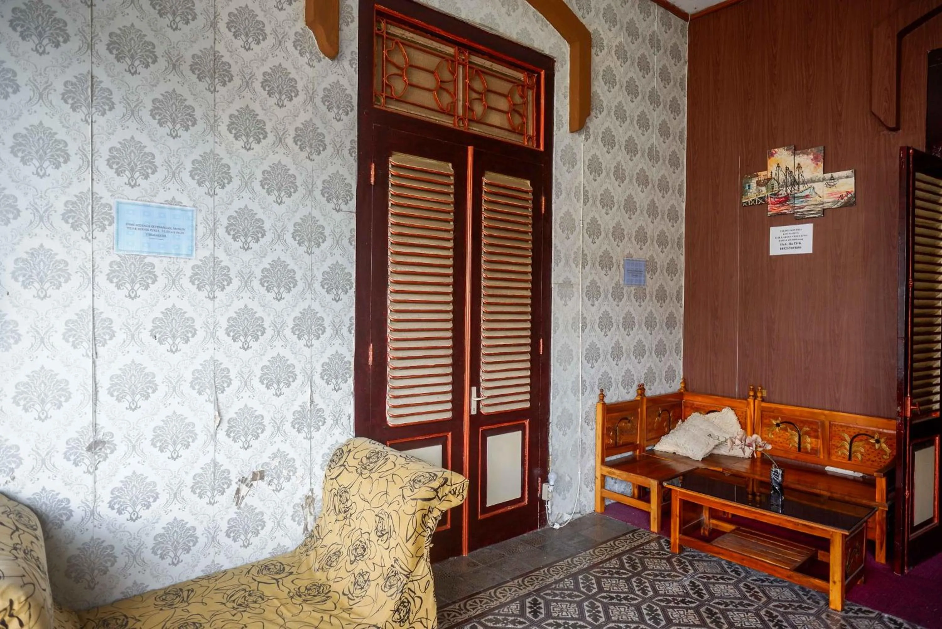 Living room, Bed in RedDoorz At Golden Inn Tugu Yogyakarta