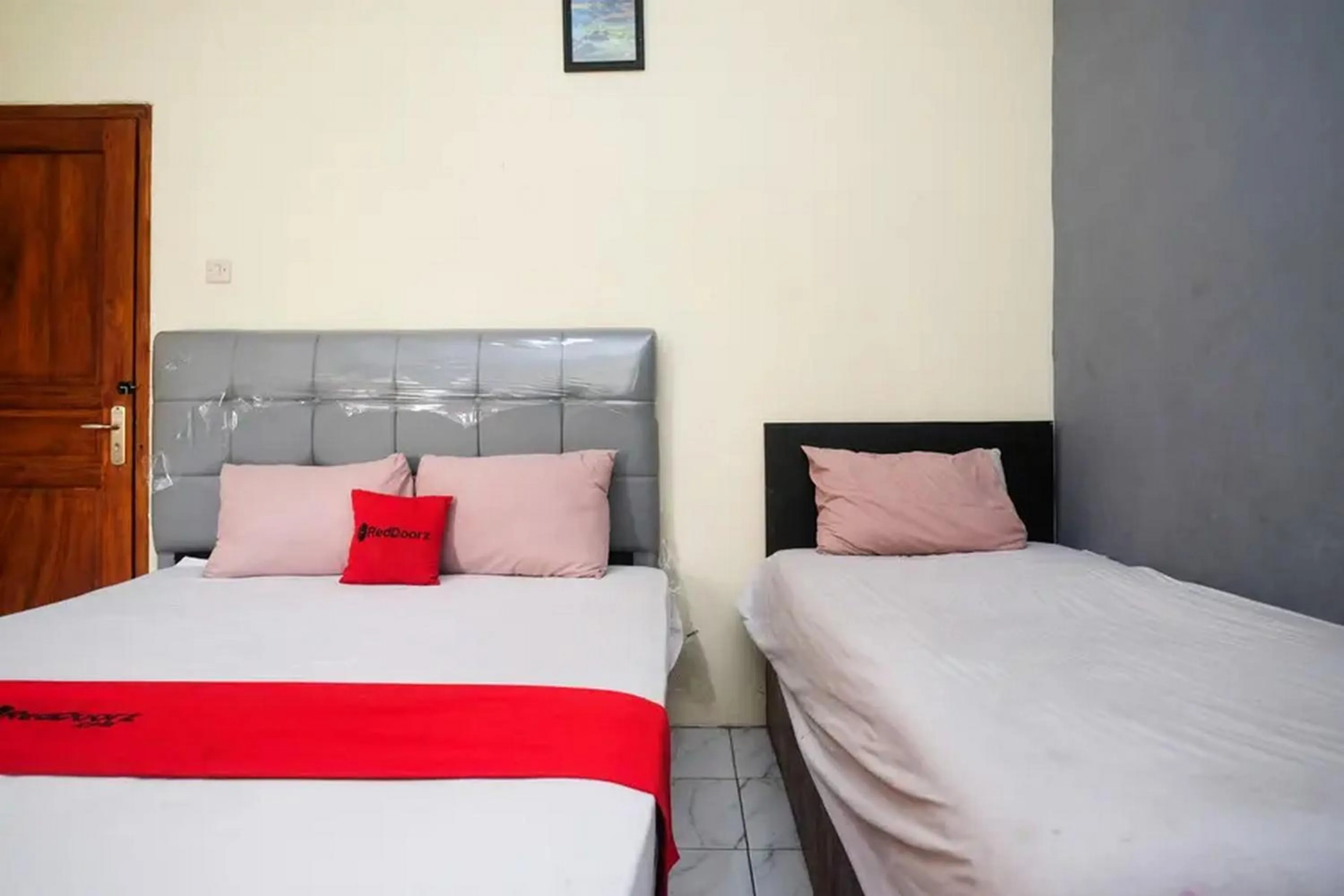 Bedroom, Bed in RedDoorz At Golden Inn Tugu Yogyakarta