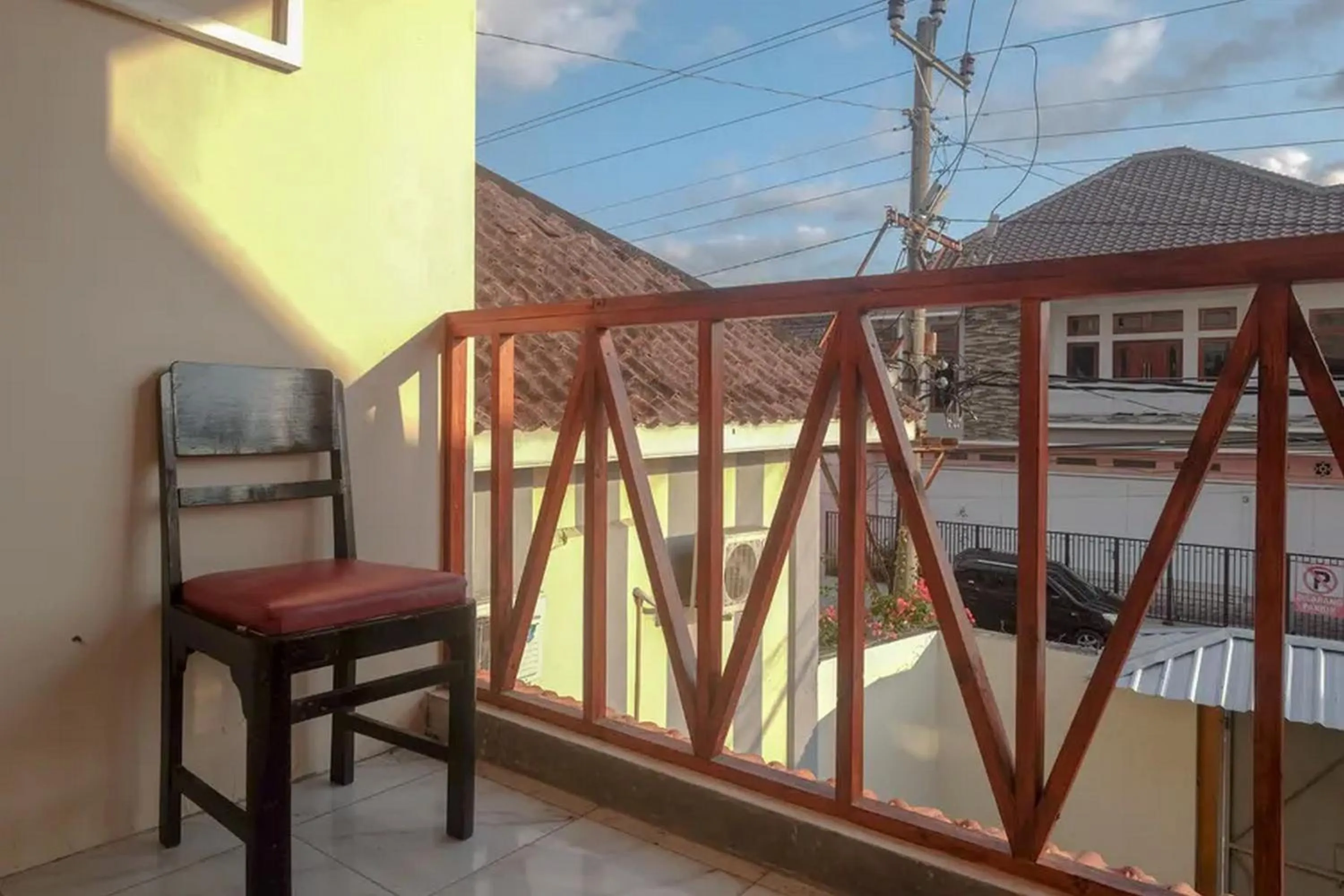 Seating area in RedDoorz At Golden Inn Tugu Yogyakarta