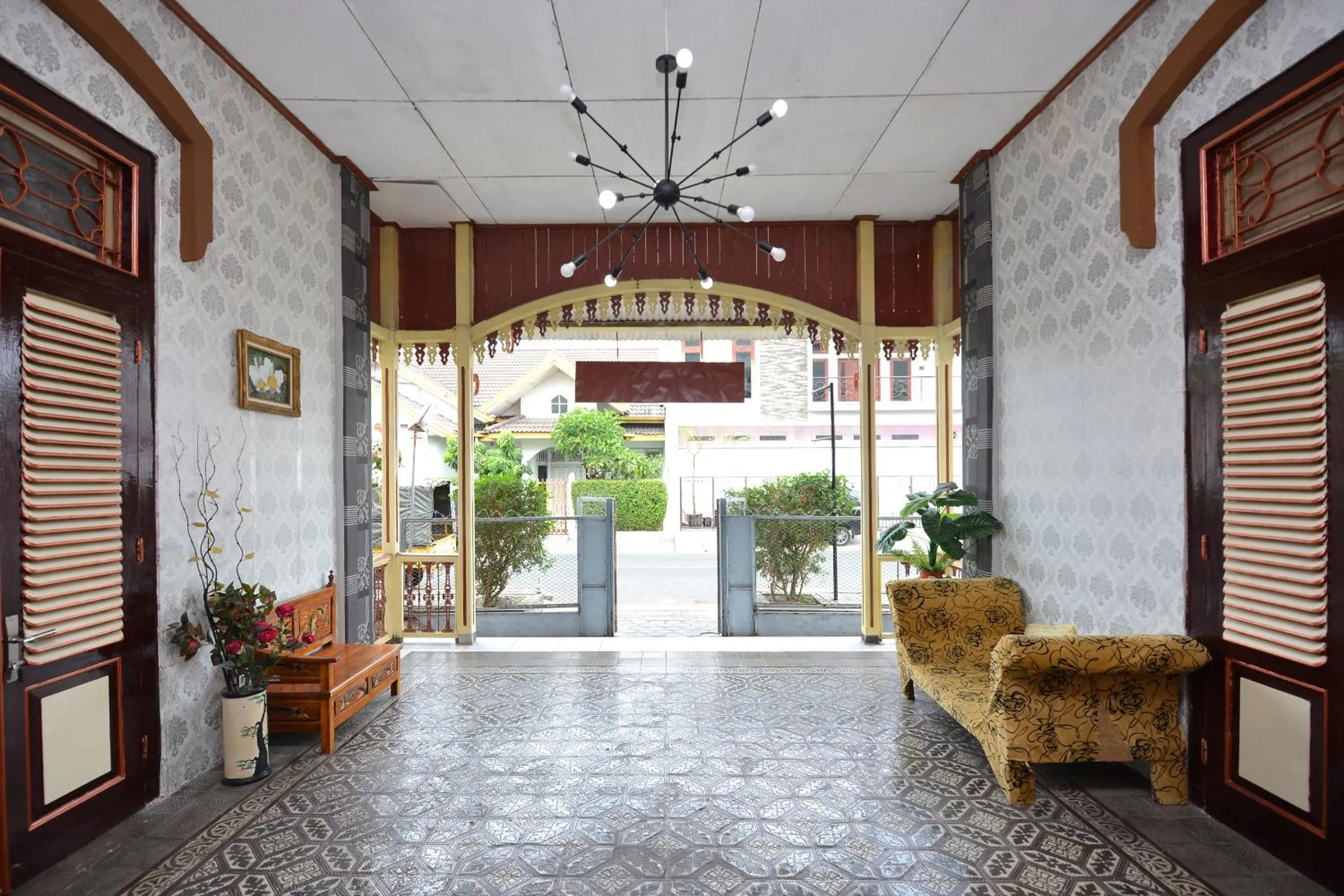 Lobby or reception in RedDoorz At Golden Inn Tugu Yogyakarta