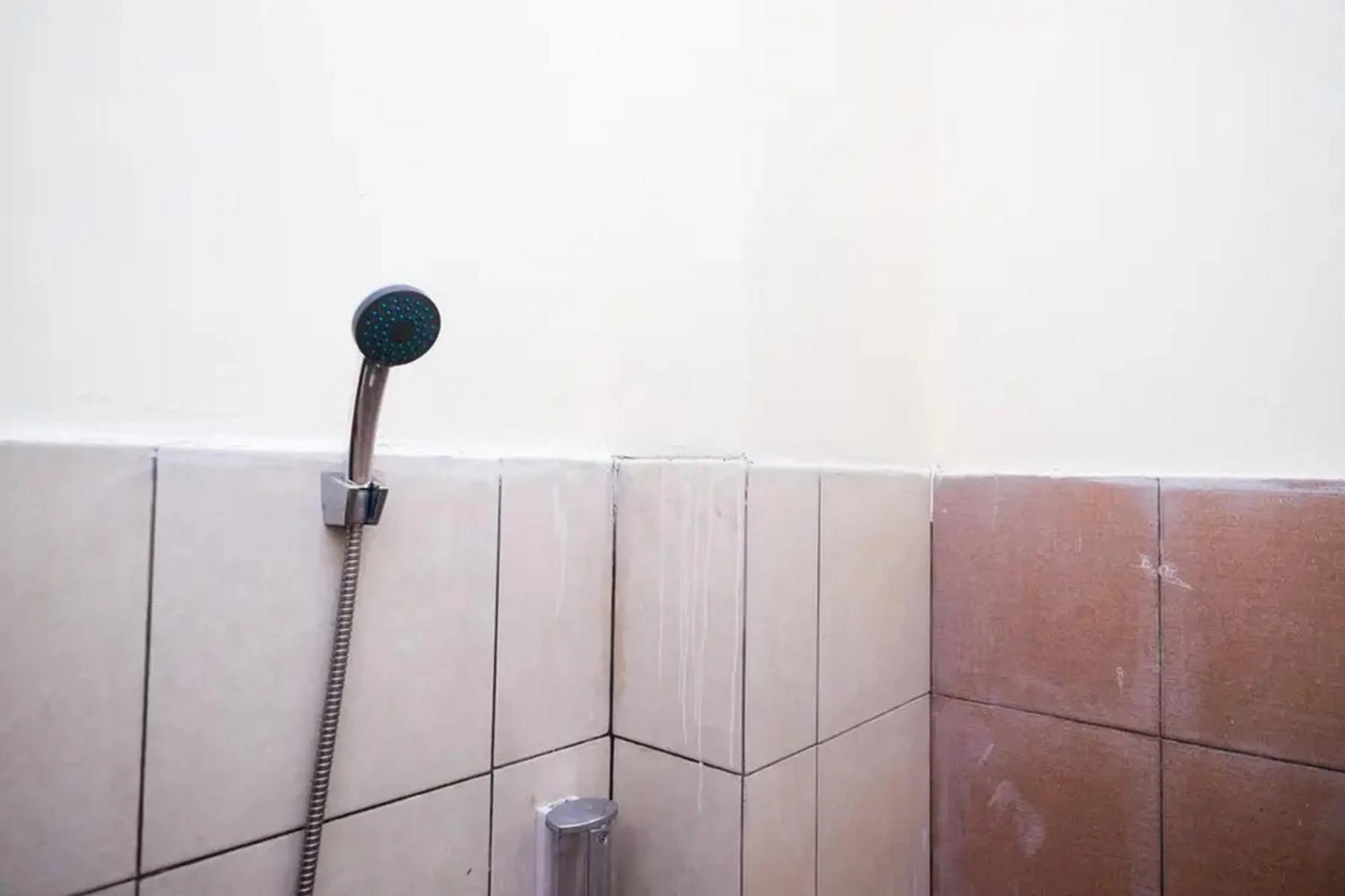 Bathroom in RedDoorz At Golden Inn Tugu Yogyakarta