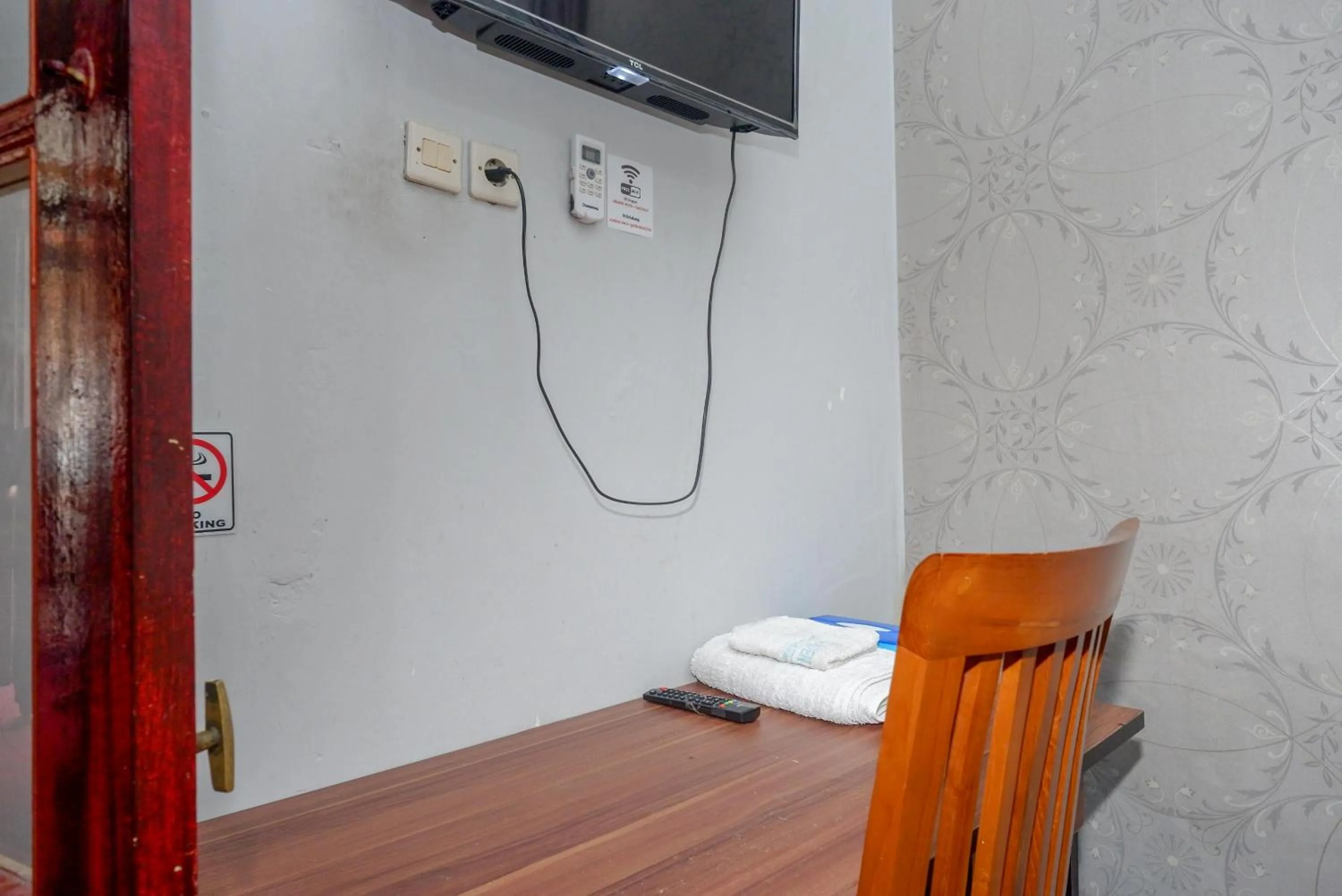 TV and multimedia in RedDoorz At Golden Inn Tugu Yogyakarta