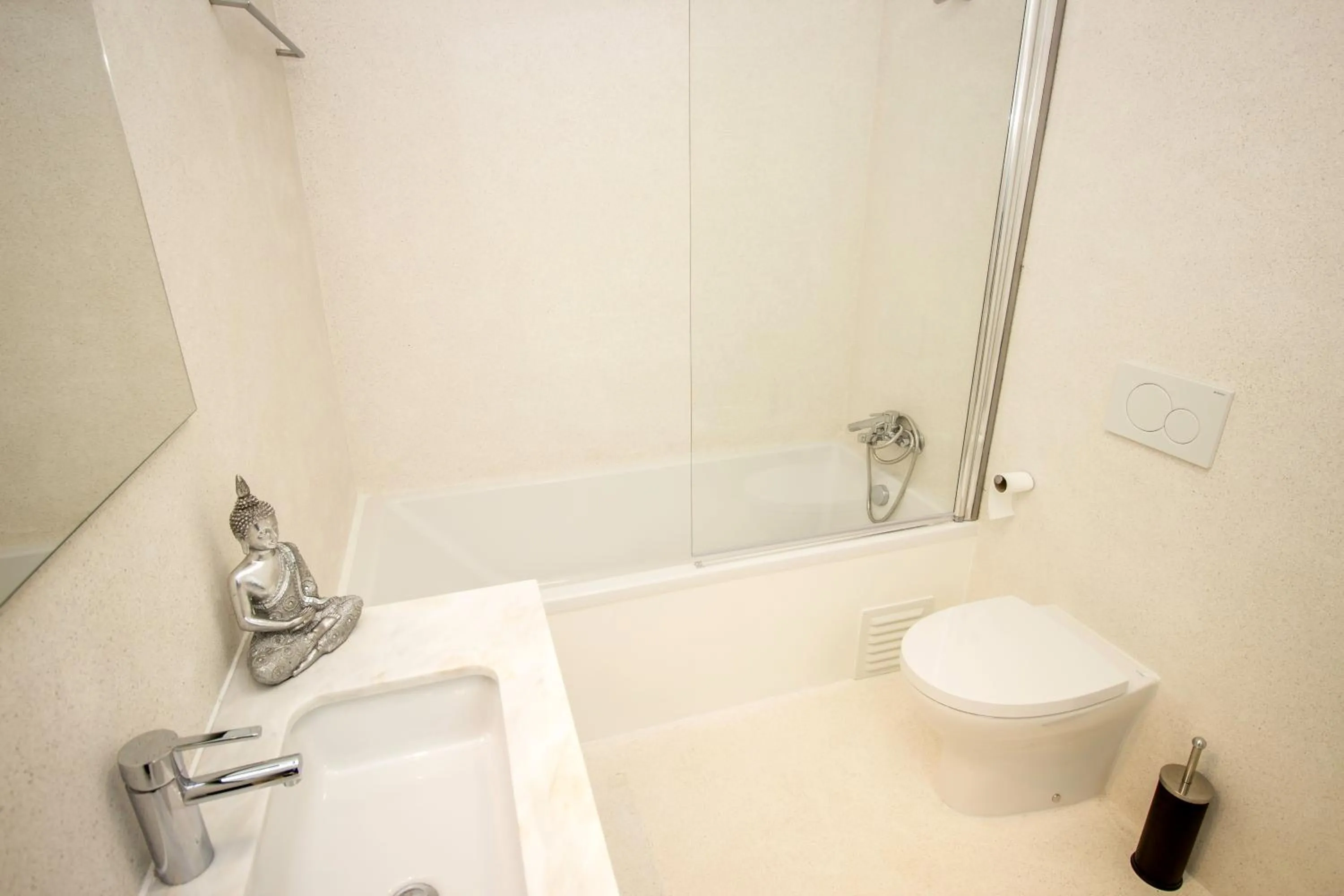Shower in Guest H4U - Bonjardim Pop Art City Center