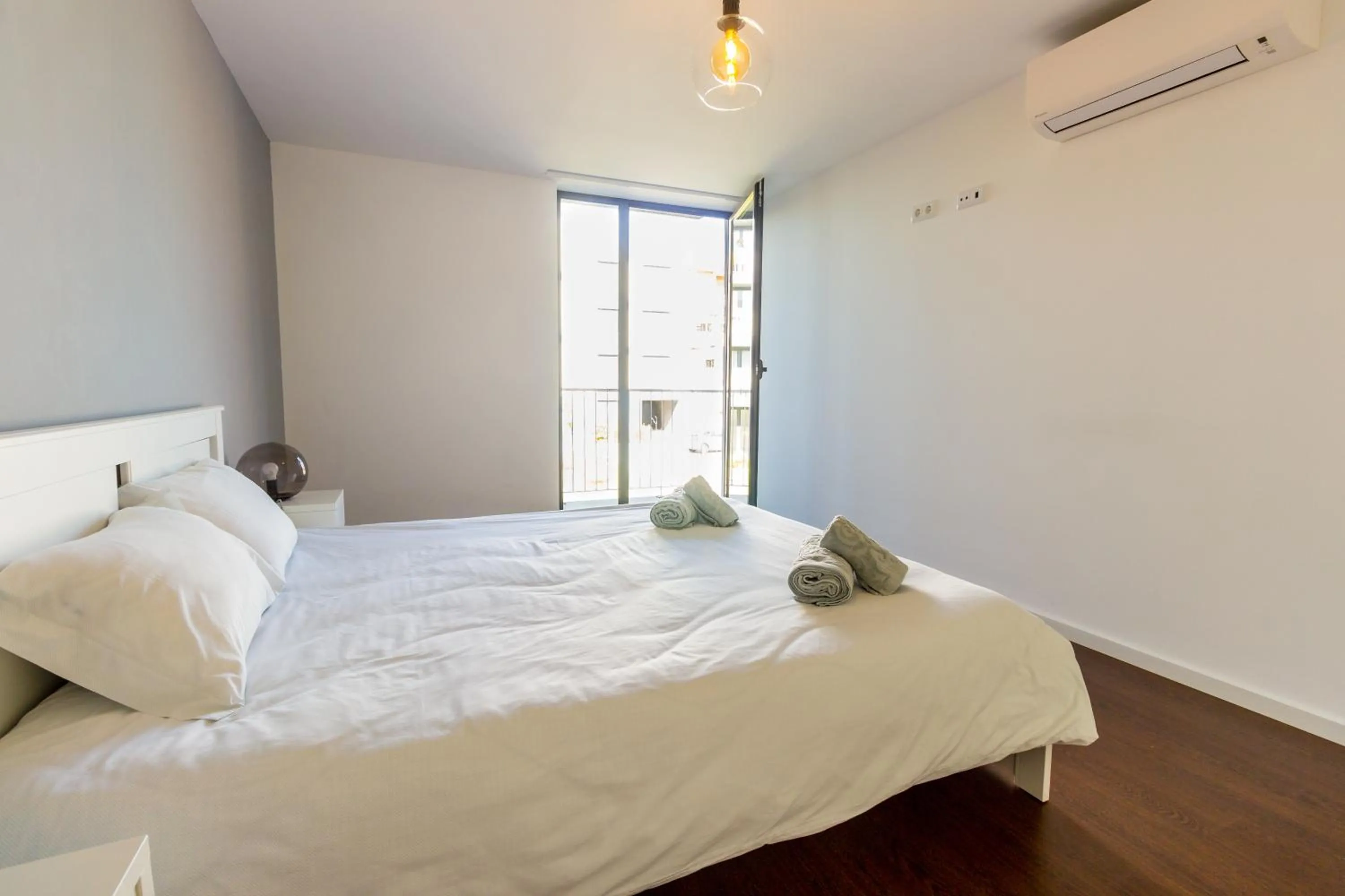 Property building, Bed in Guest H4U - Bonjardim Pop Art City Center