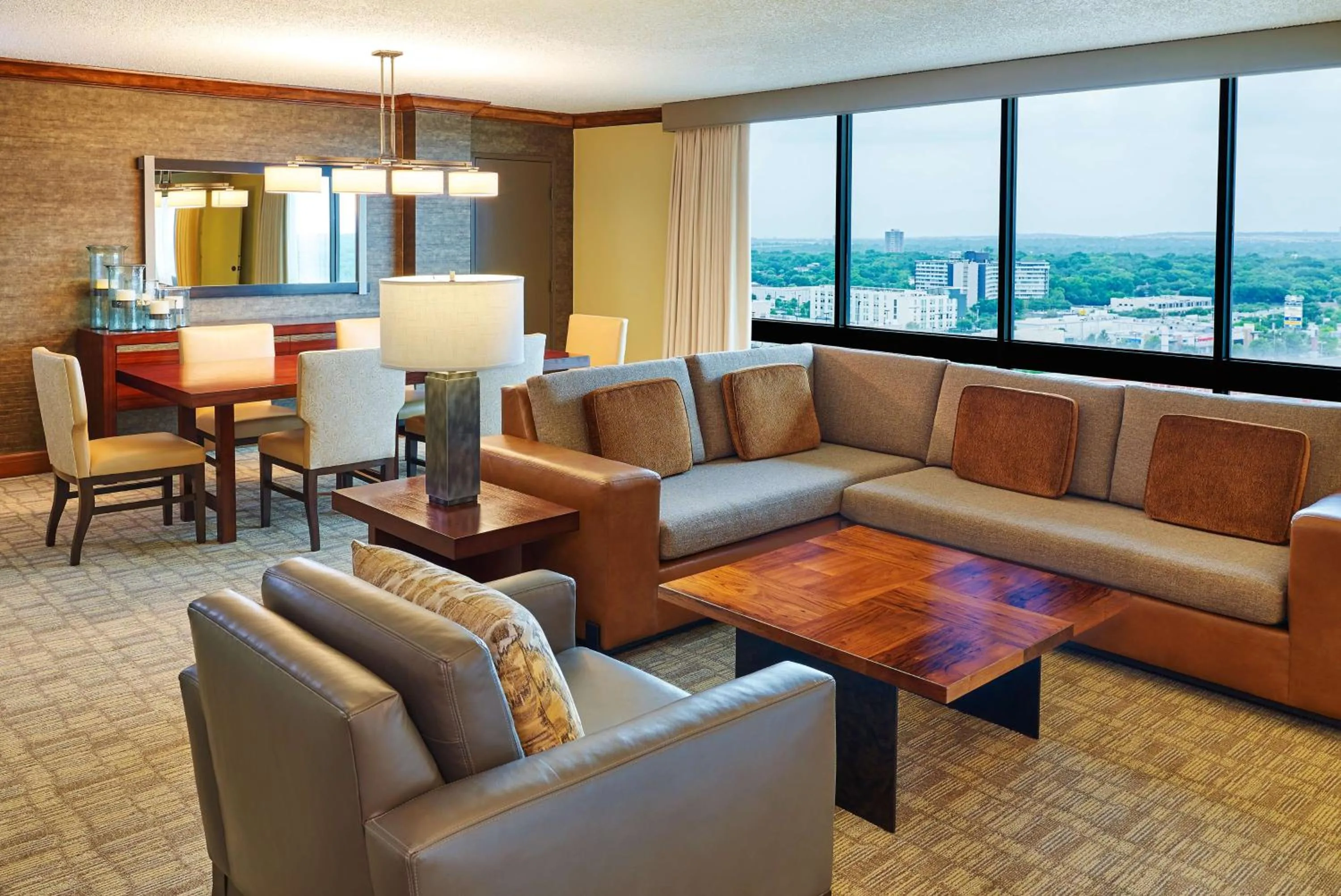 Living room in DoubleTree by Hilton San Antonio Airport