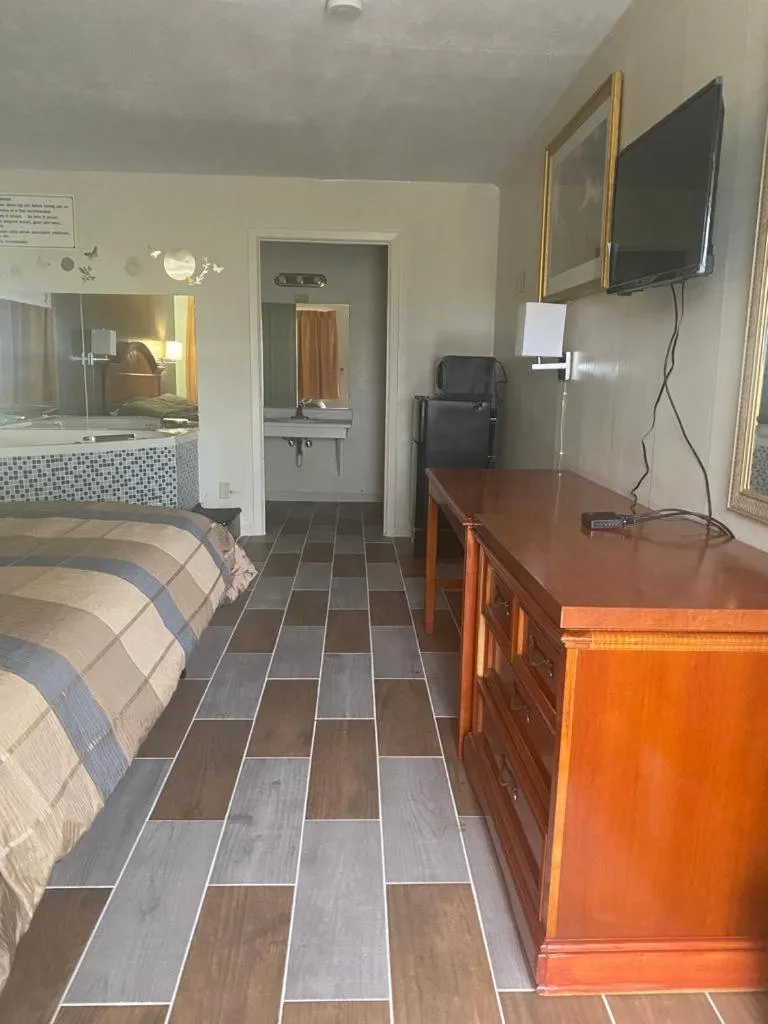 Hot Tub, Bed in Country Club Inn & Suites