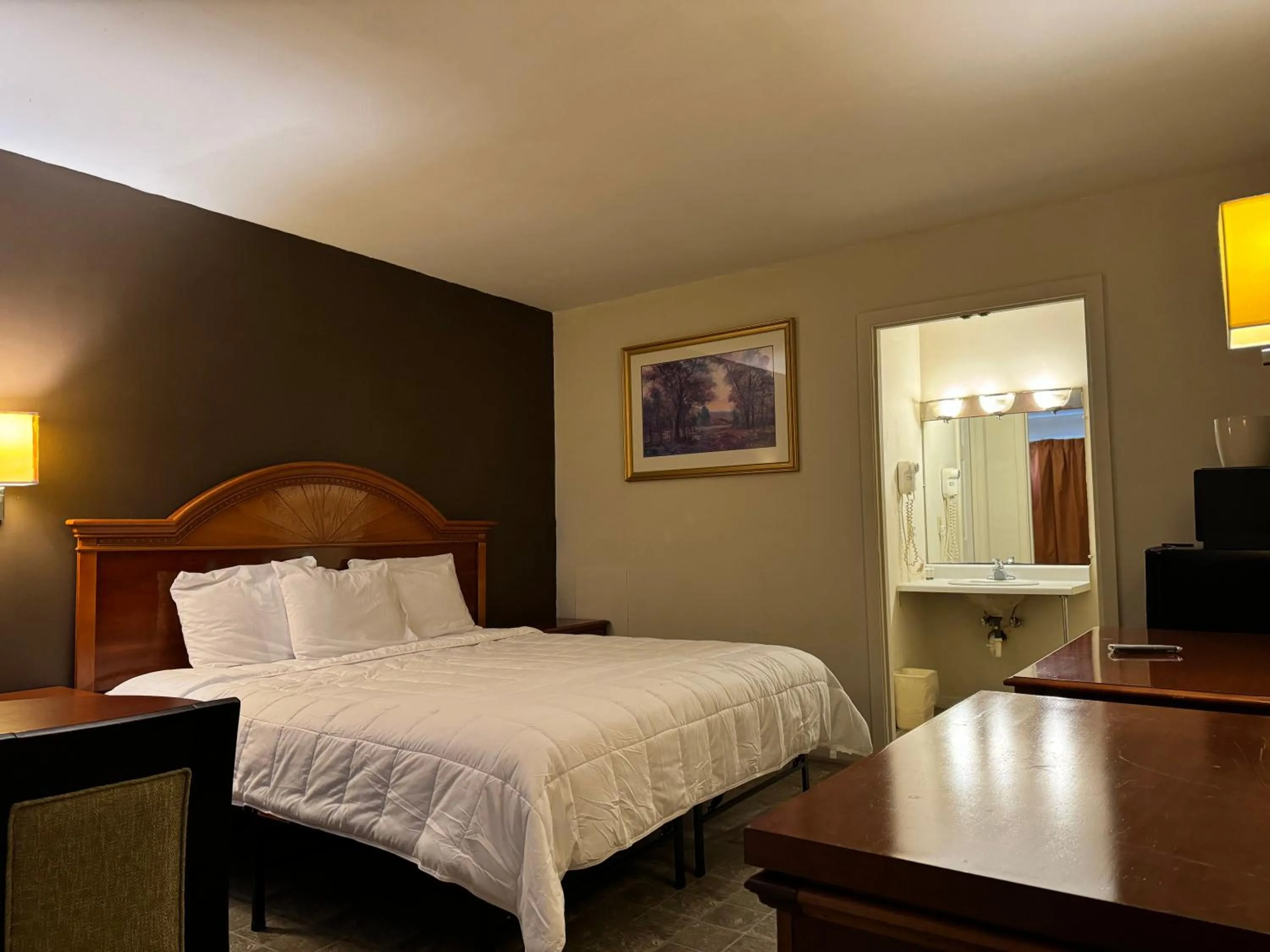 Bed in Country Club Inn & Suites