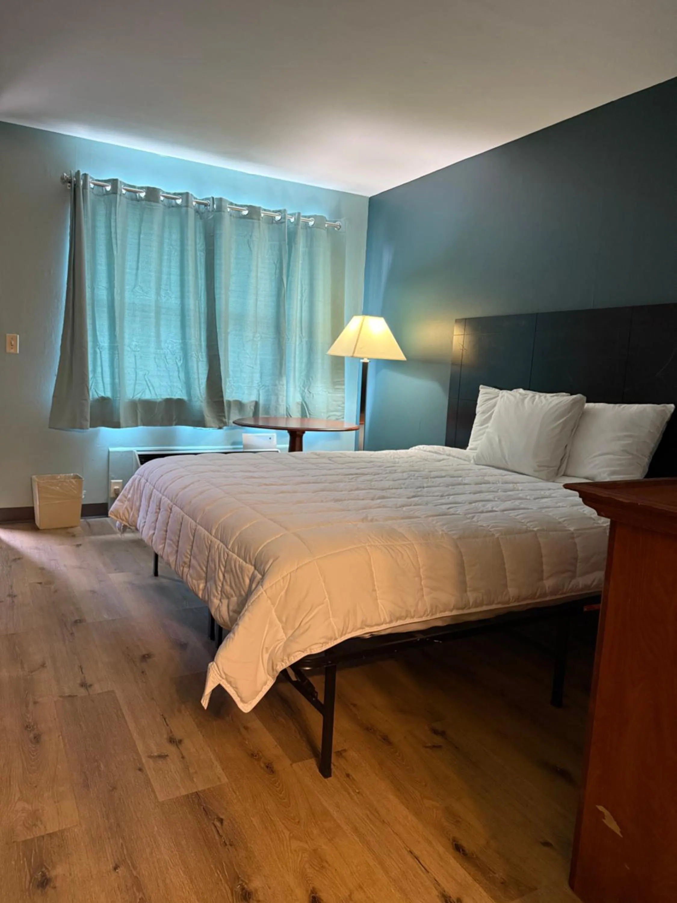 Bed in Country Club Inn & Suites