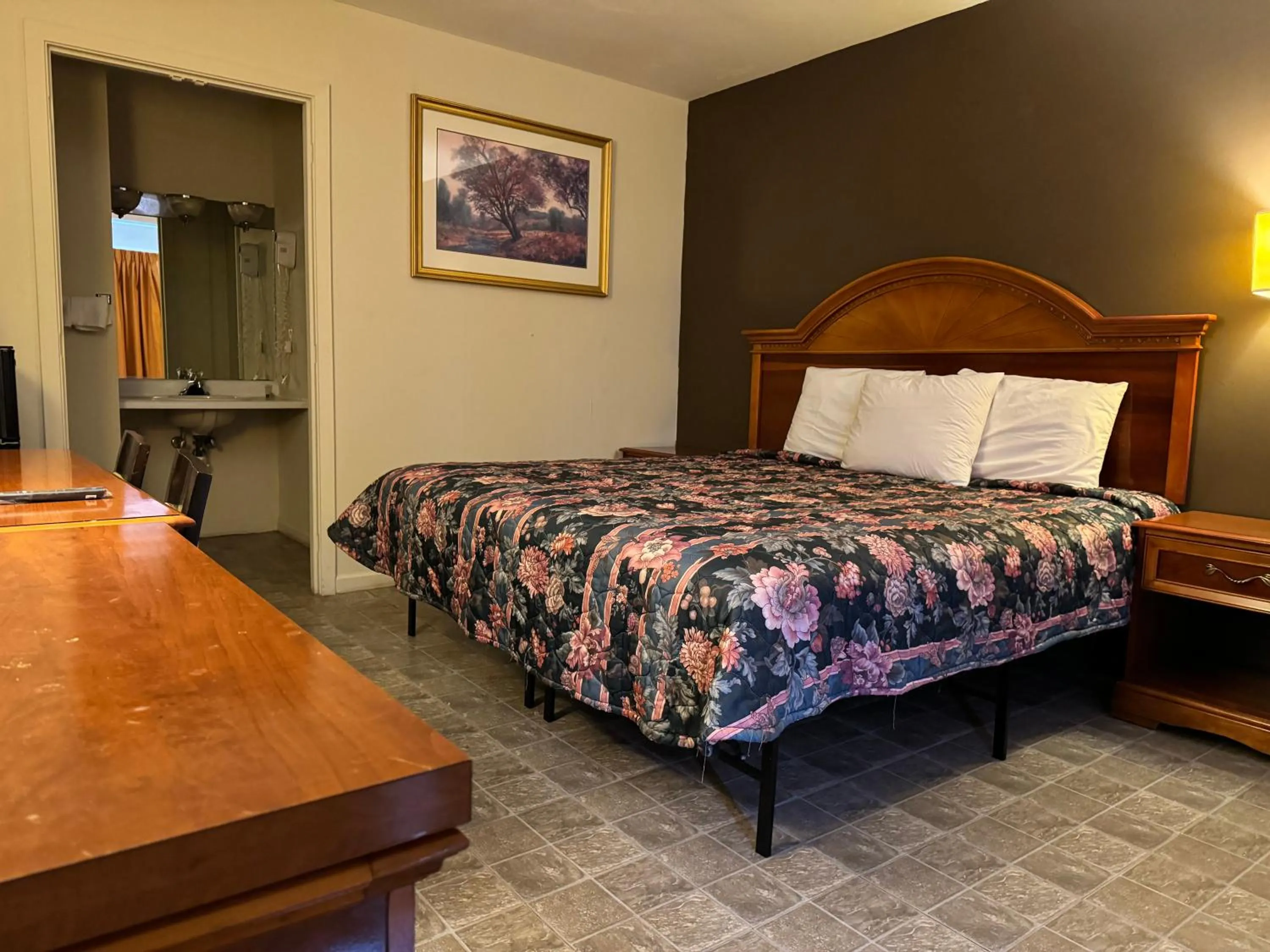 Bed in Country Club Inn & Suites