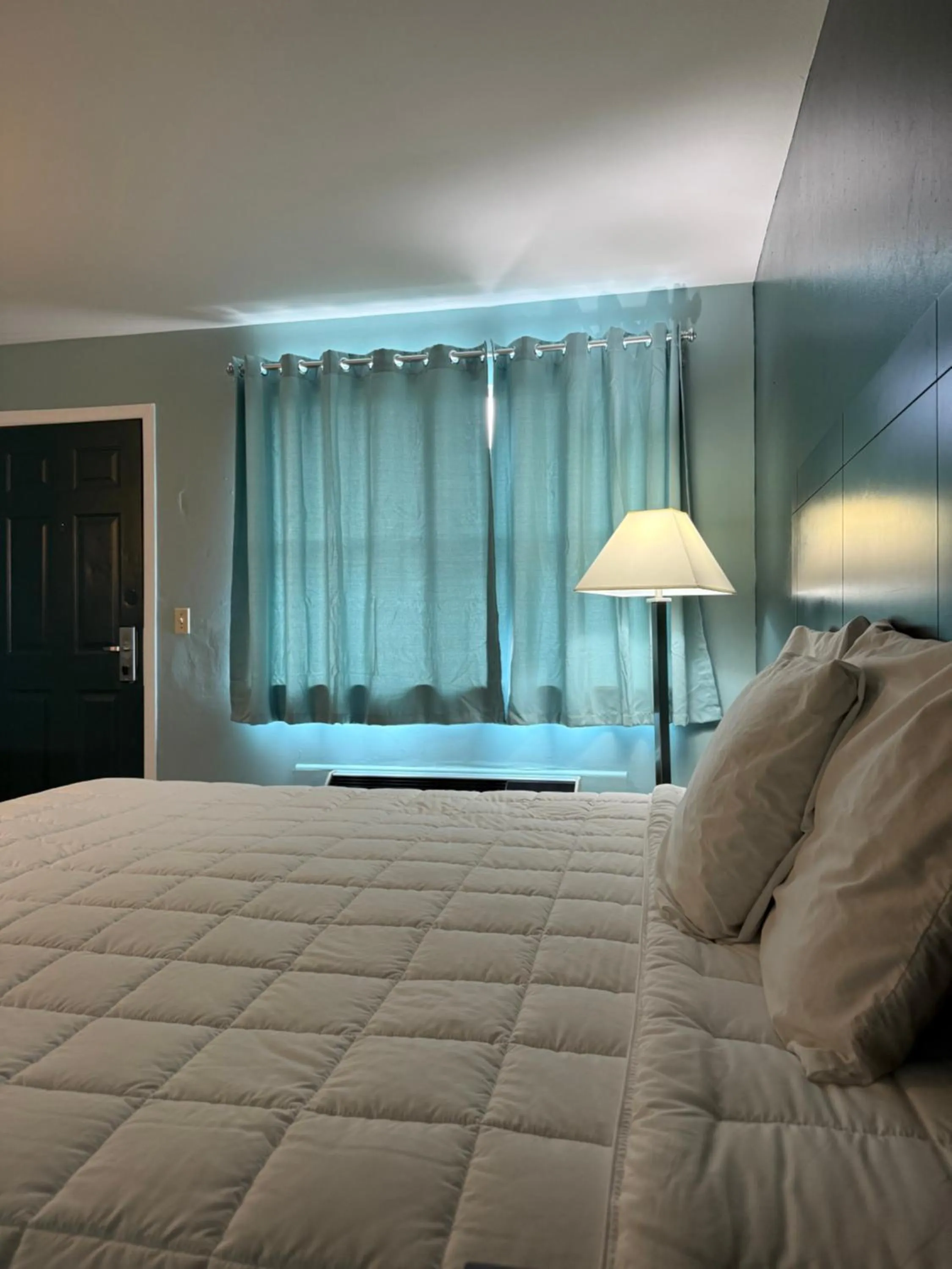 Bed in Country Club Inn & Suites