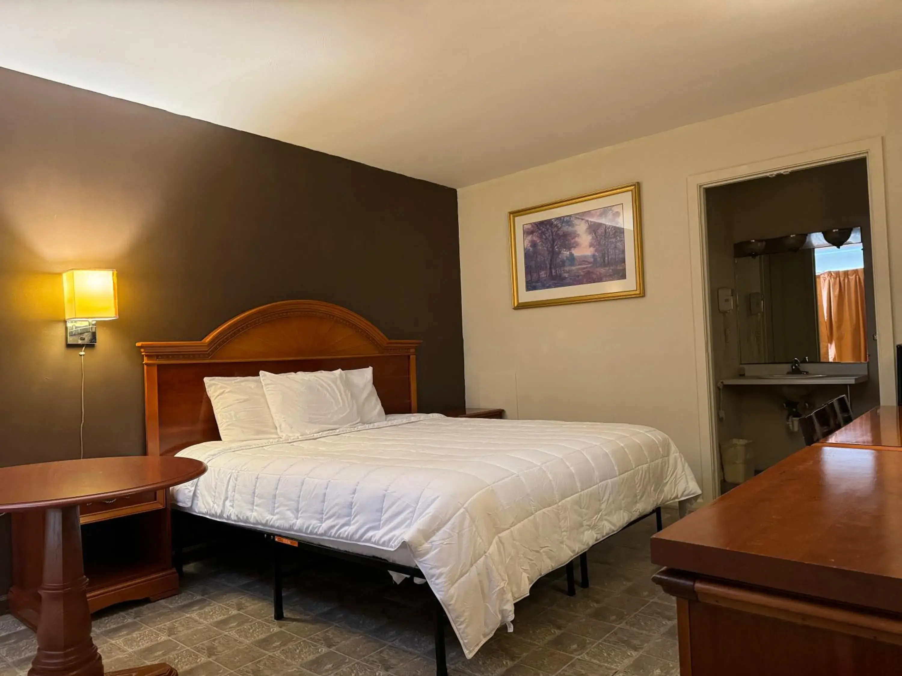 Deluxe Room (2 Adults + 1 Child) in Country Club Inn & Suites Deluxe Room (2 Adults + 1 Child) in Country Club Inn & Suites