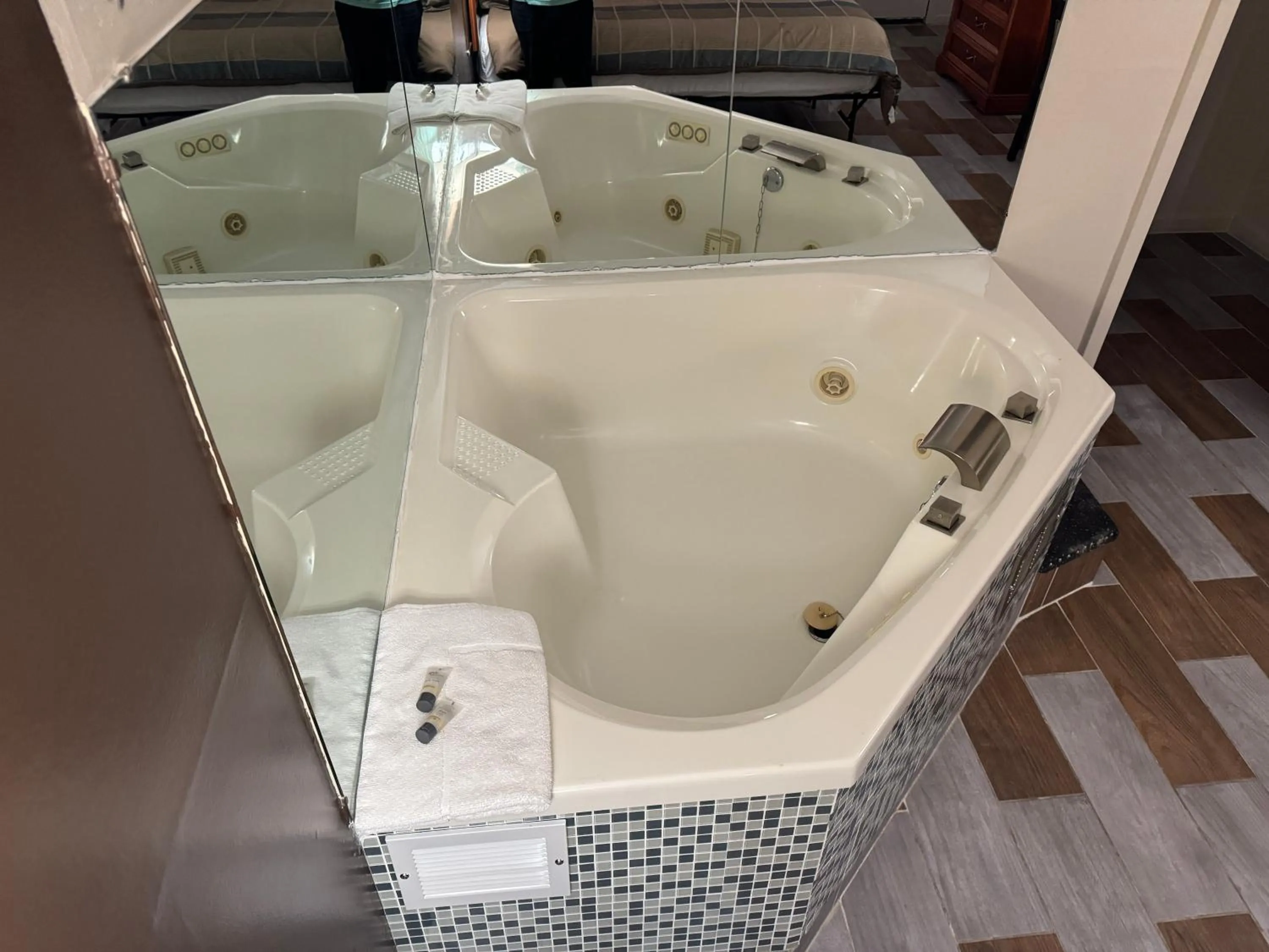 Hot Tub in Country Club Inn & Suites