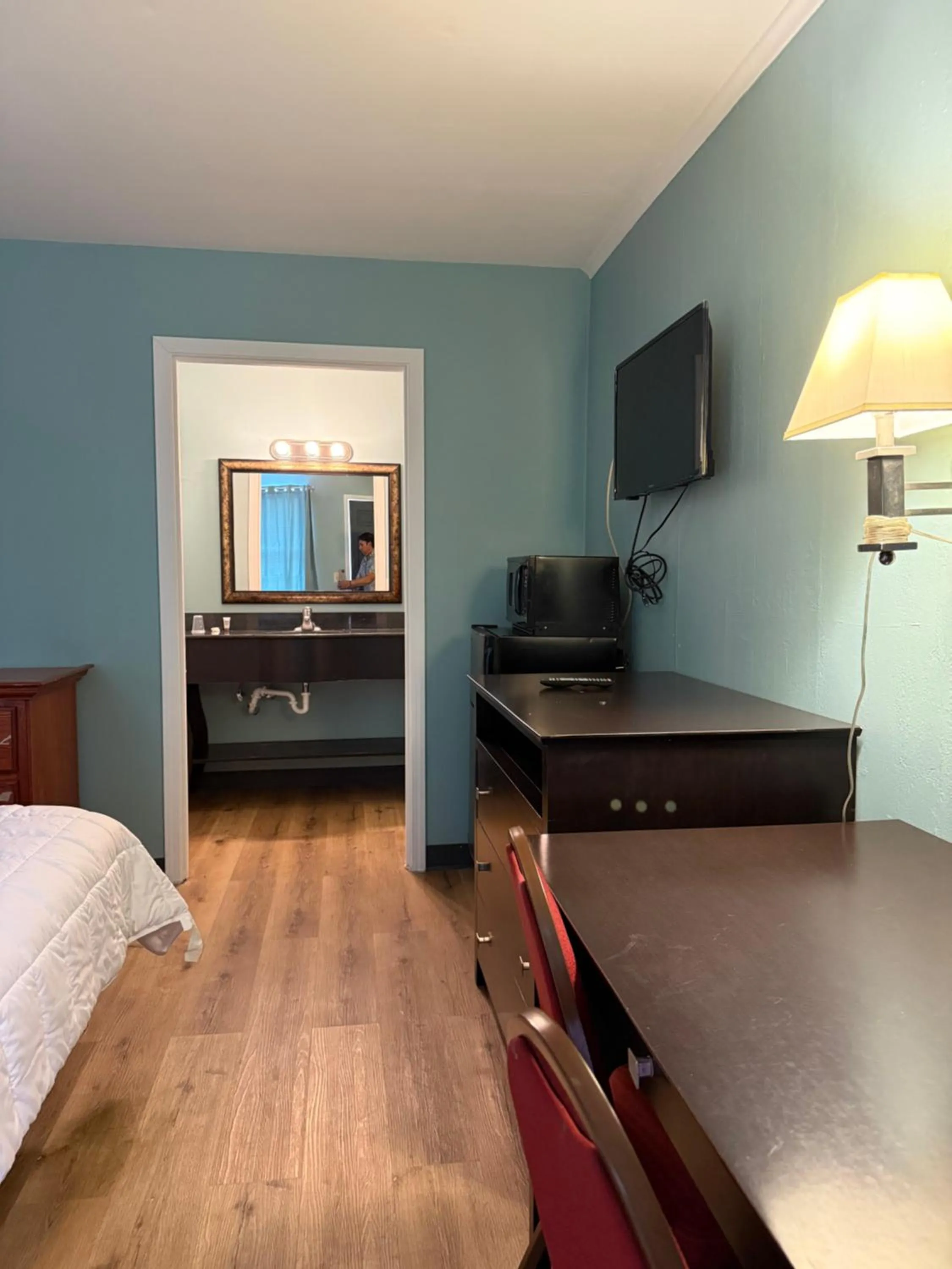 Photo of the whole room, Bed in Country Club Inn & Suites