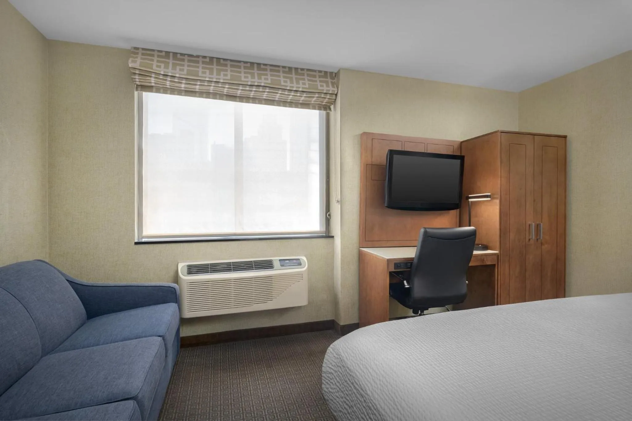 Photo of the whole room, Bed in Holiday Inn Express Manhattan Midtown West by IHG