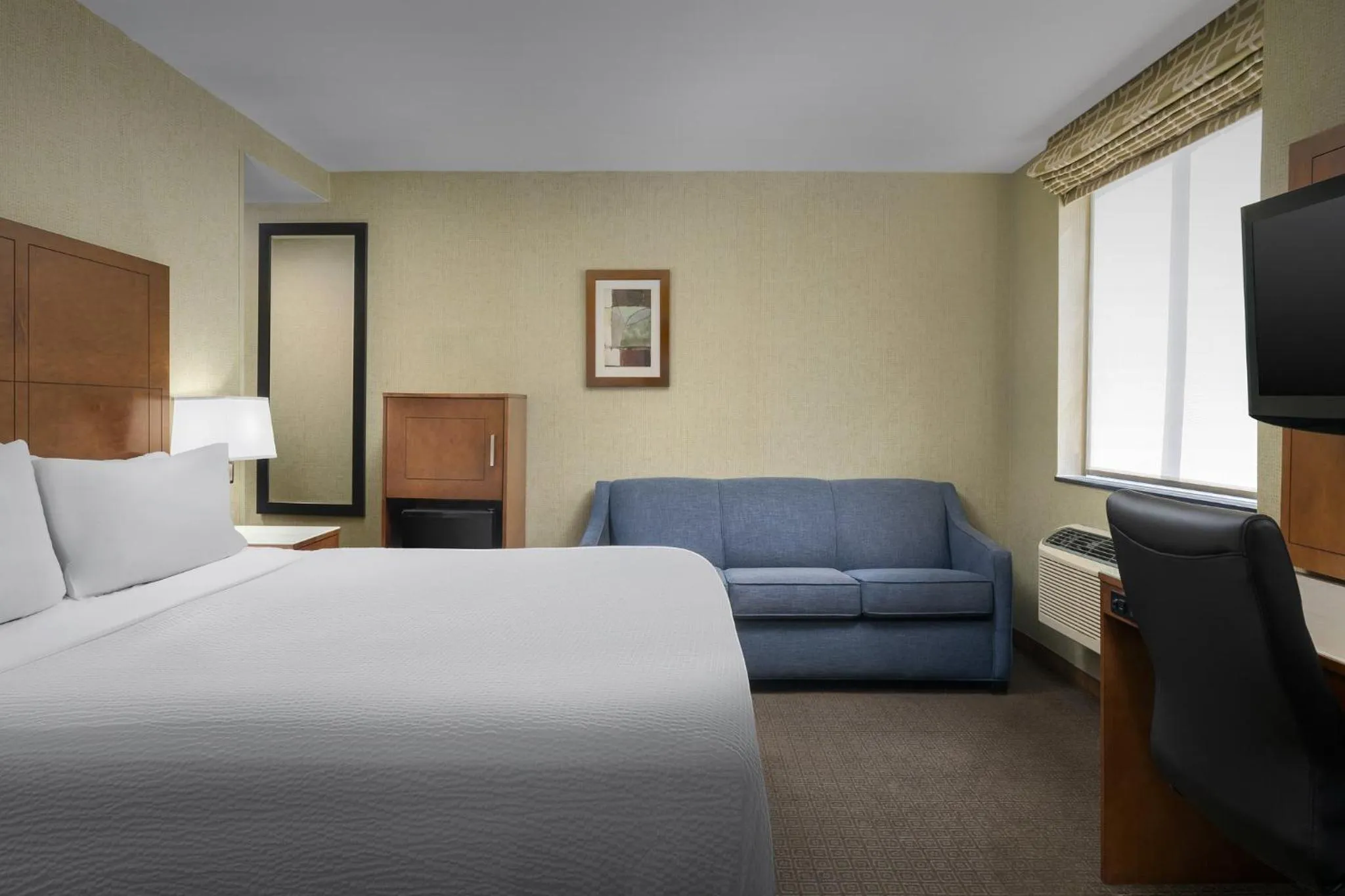 Photo of the whole room, Bed in Holiday Inn Express Manhattan Midtown West by IHG