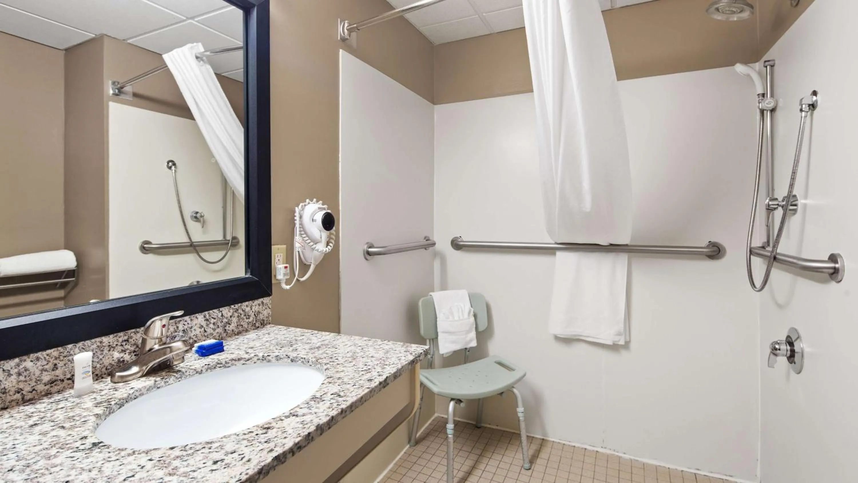 Bathroom in Best Western River City Hotel