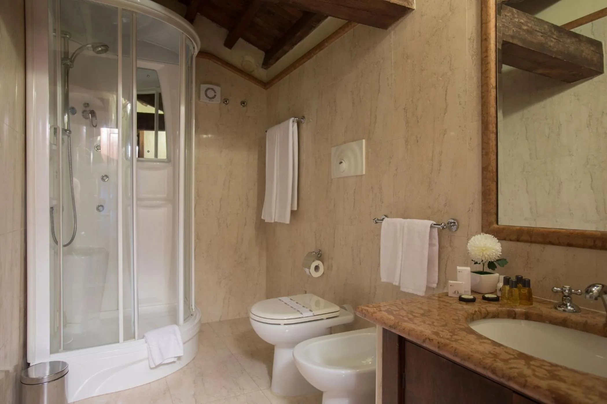 Shower in Castello Castriota Scanderbeg