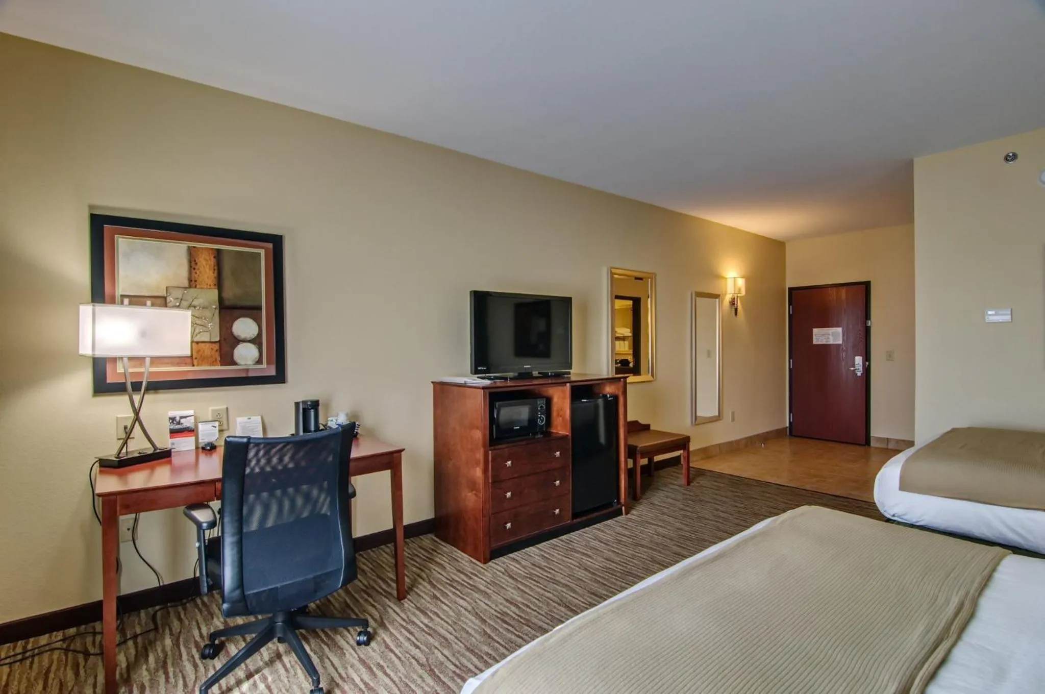 Photo of the whole room, Bed in Holiday Inn Express & Suites Wytheville by IHG