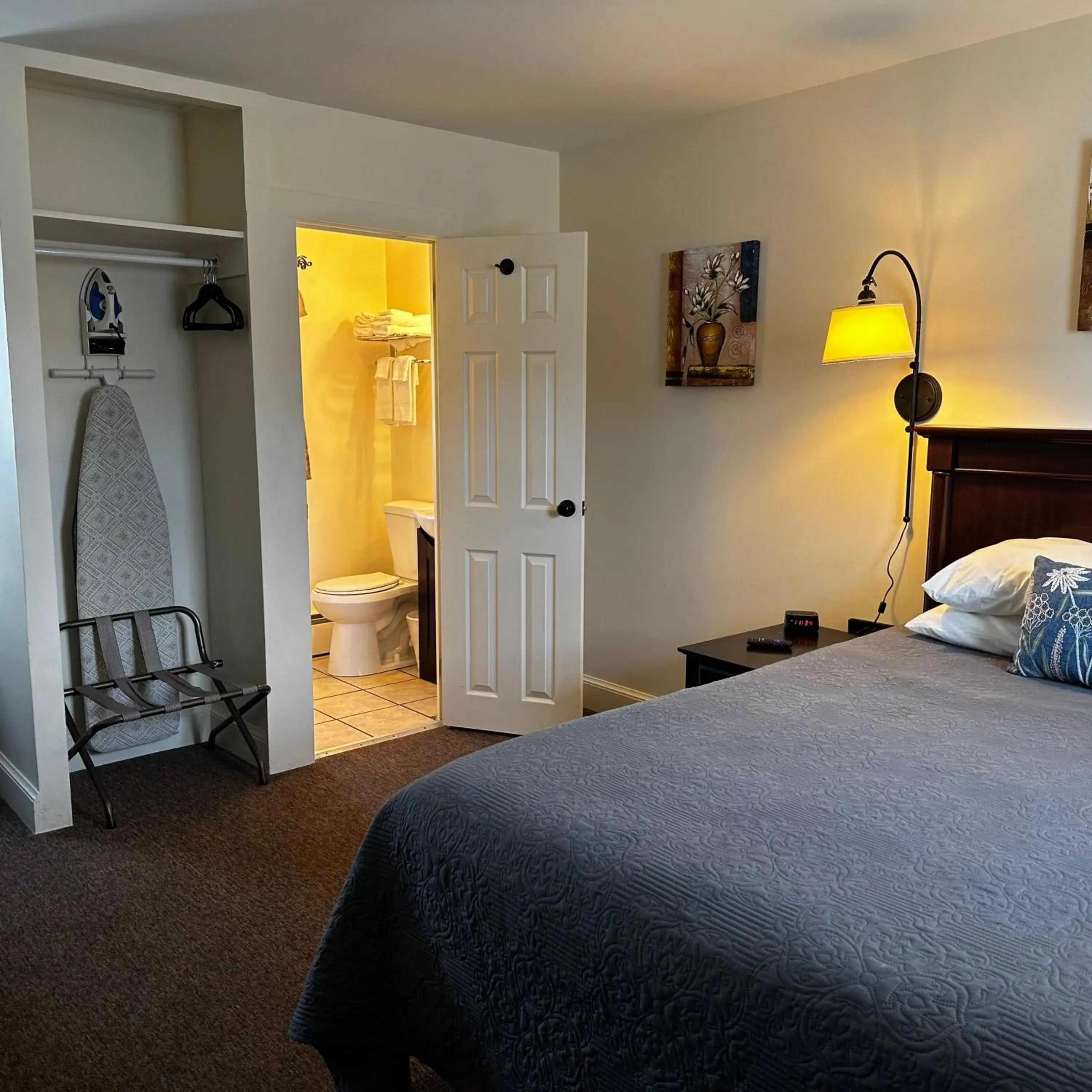 Standard Double or Twin Room in The Whitetail Inn and Suites- Lincoln Standard Double or Twin Room in The Whitetail Inn and Suites- Lincoln