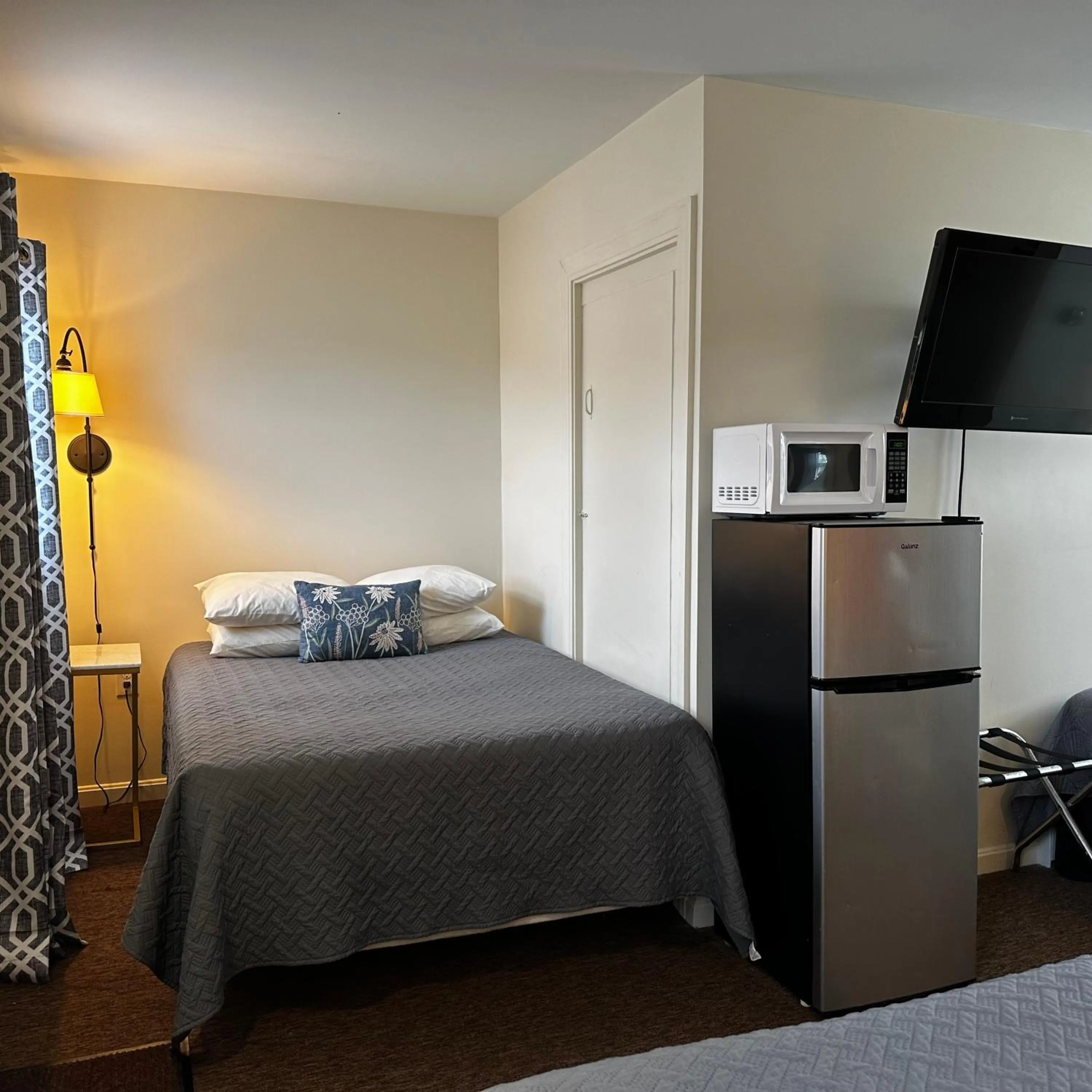 Bed in The Whitetail Inn and Suites- Lincoln