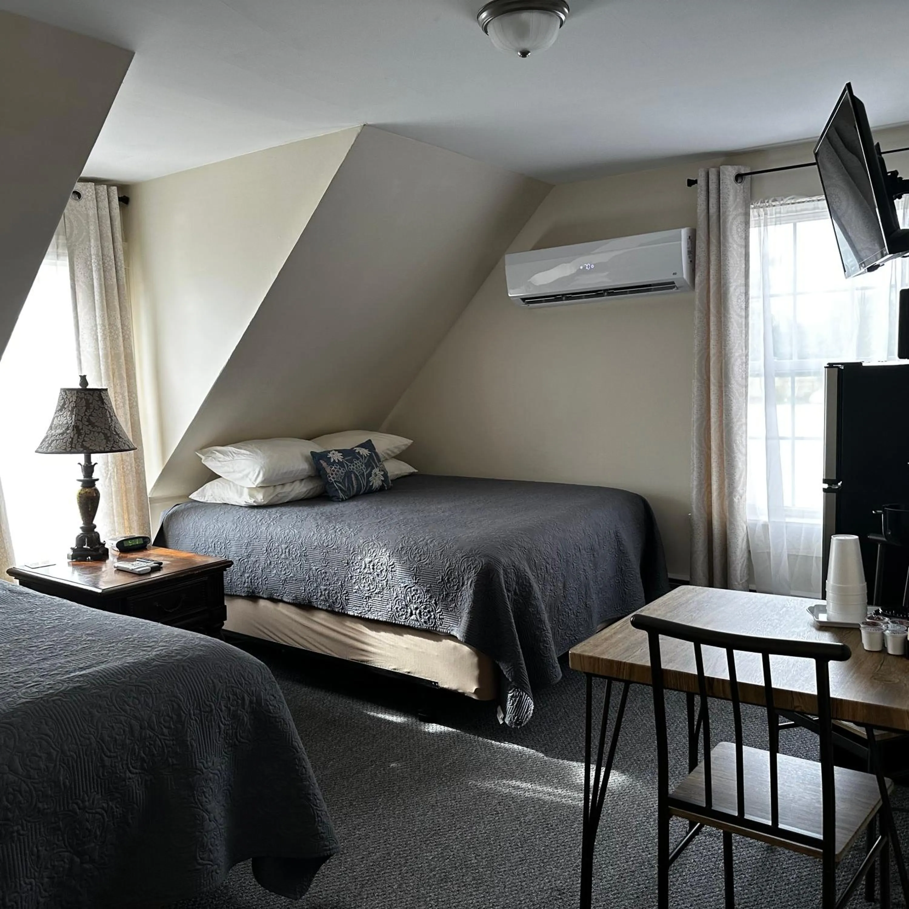 Bed in The Whitetail Inn and Suites- Lincoln