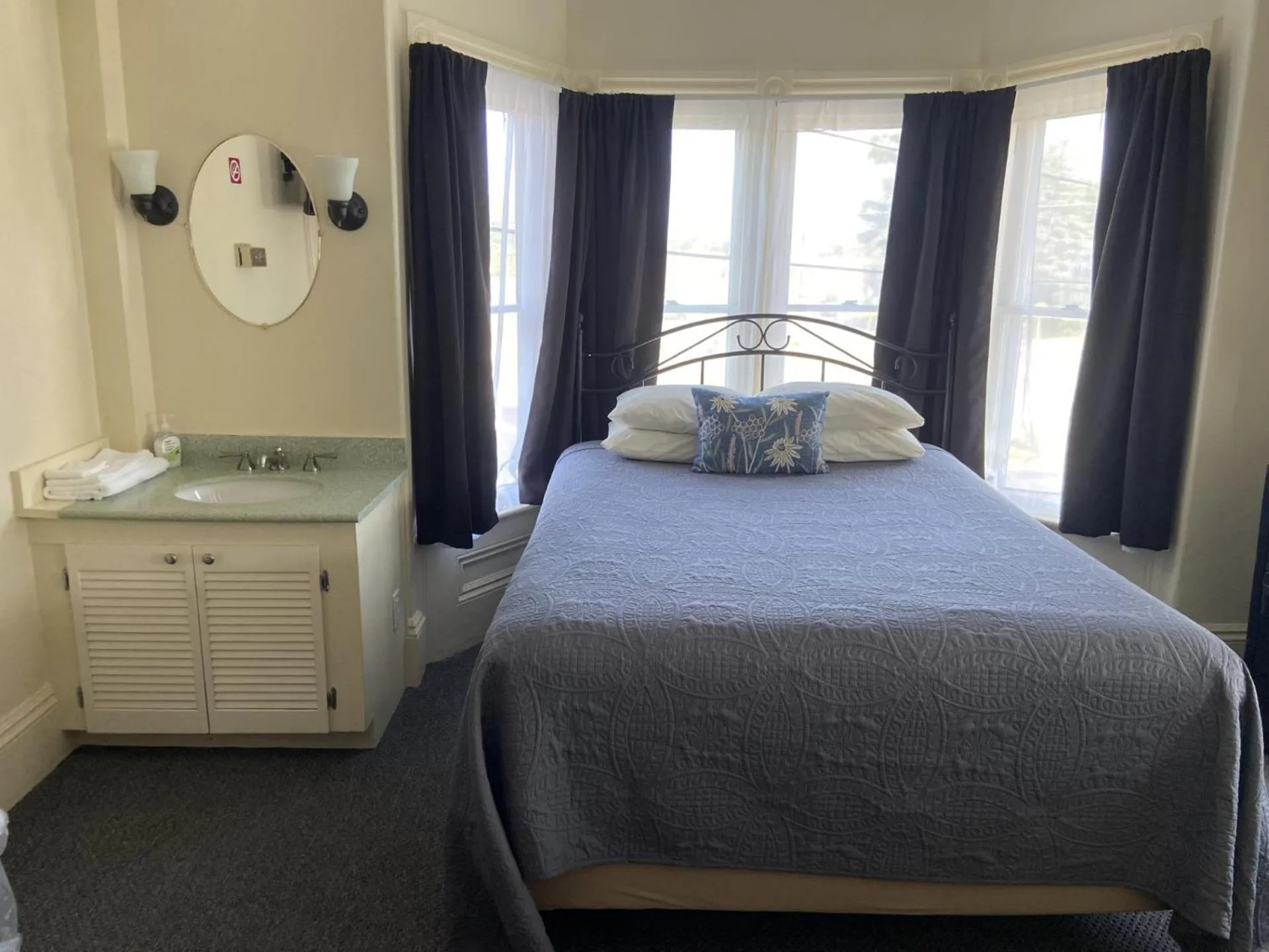 Bed in The Whitetail Inn and Suites- Lincoln