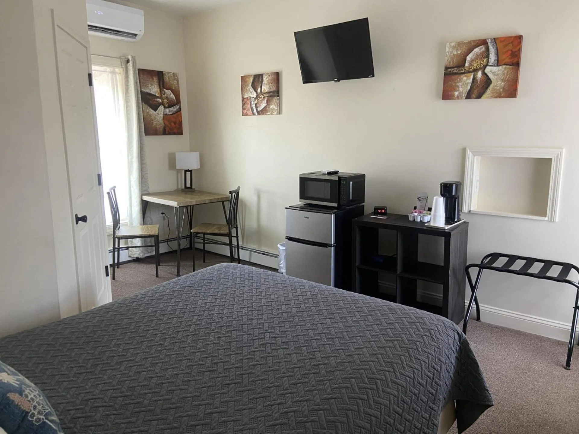 Bed in The Whitetail Inn and Suites- Lincoln