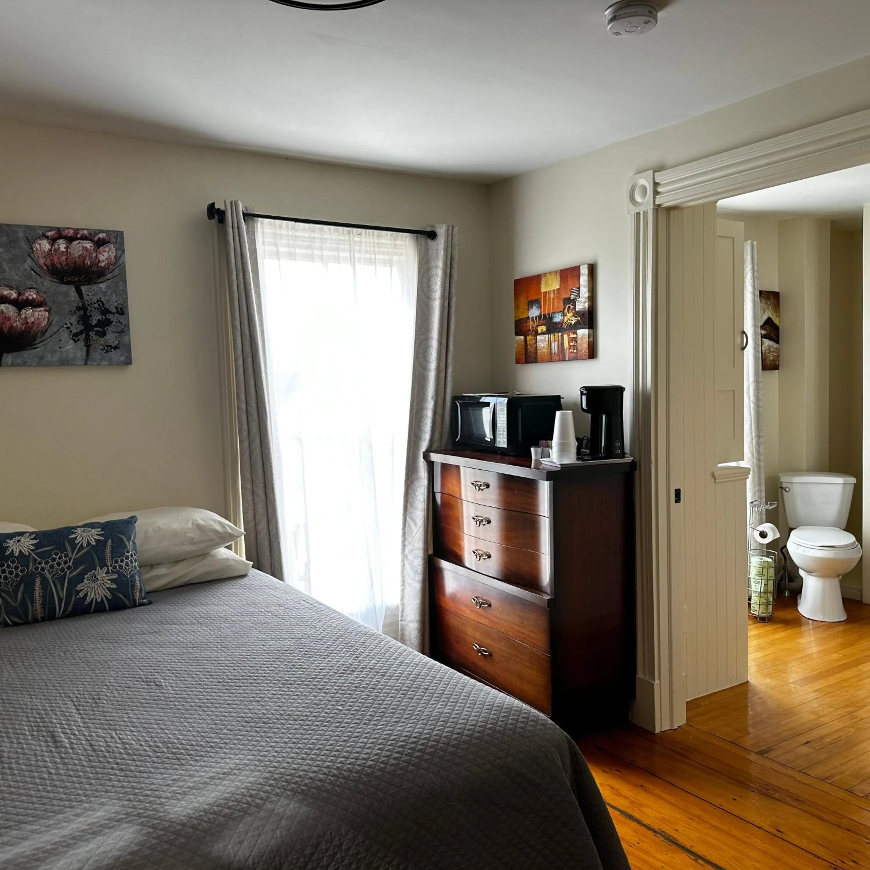 Bed in The Whitetail Inn and Suites- Lincoln