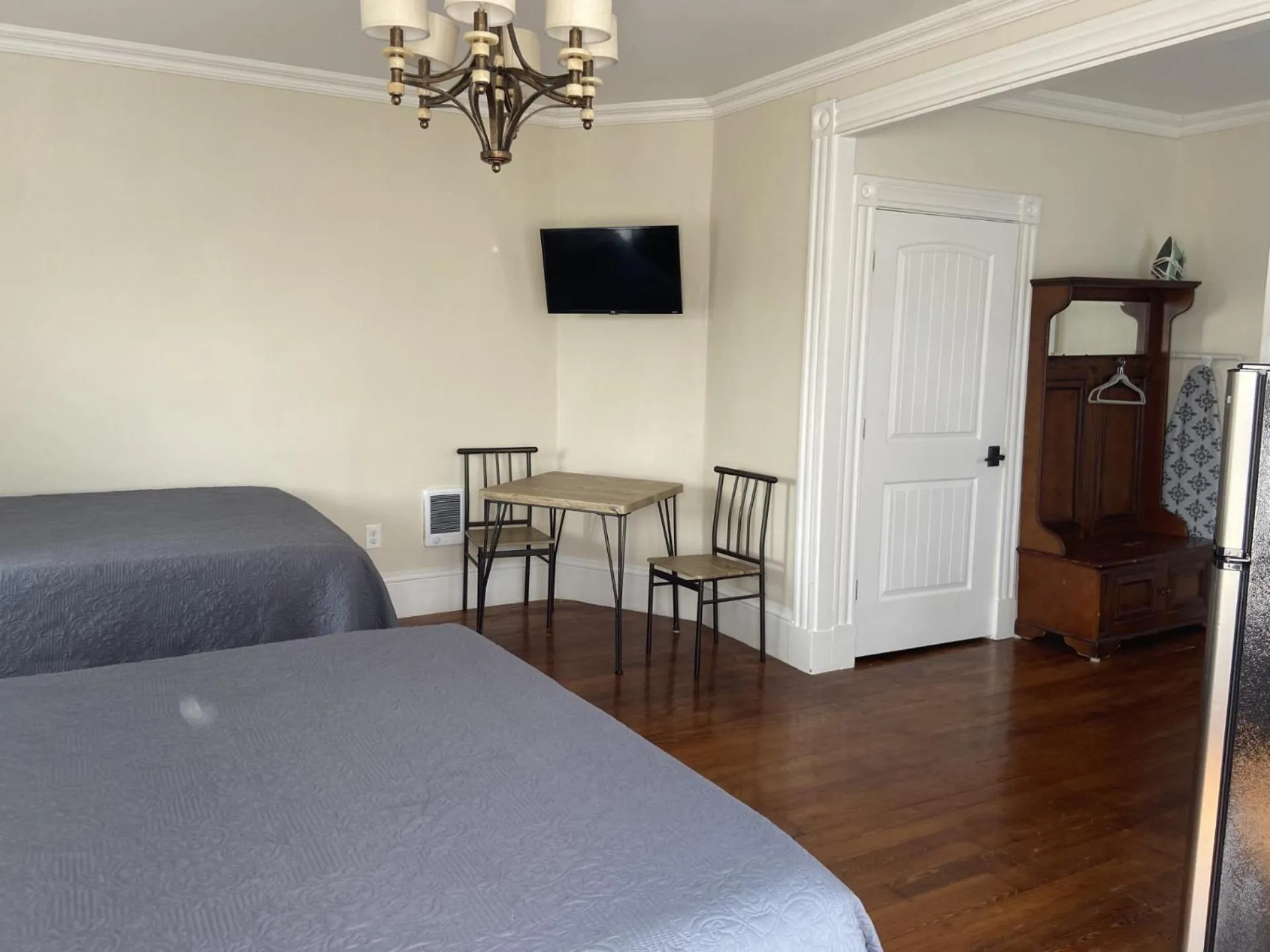 Bed in The Whitetail Inn and Suites- Lincoln