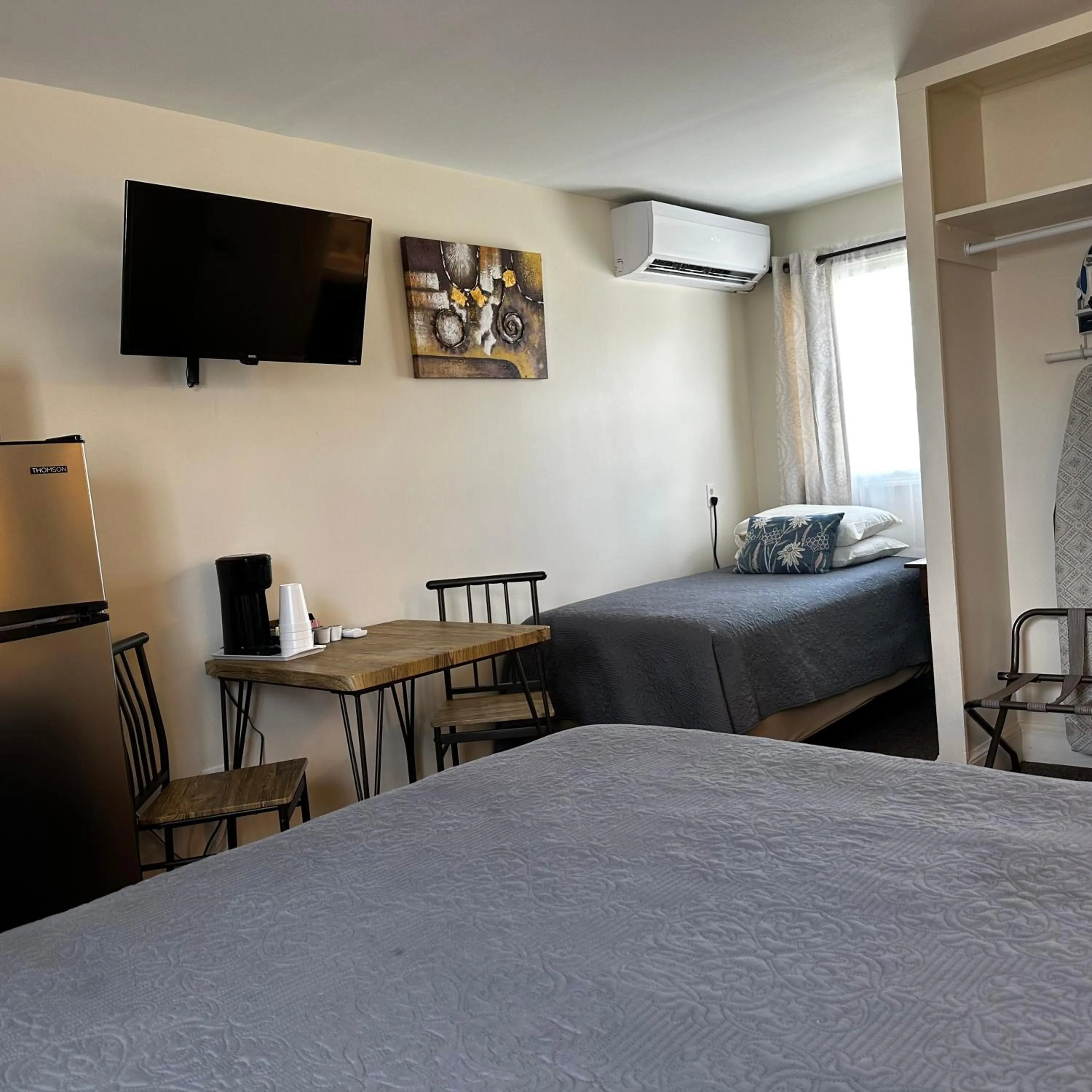 Bed in The Whitetail Inn and Suites- Lincoln